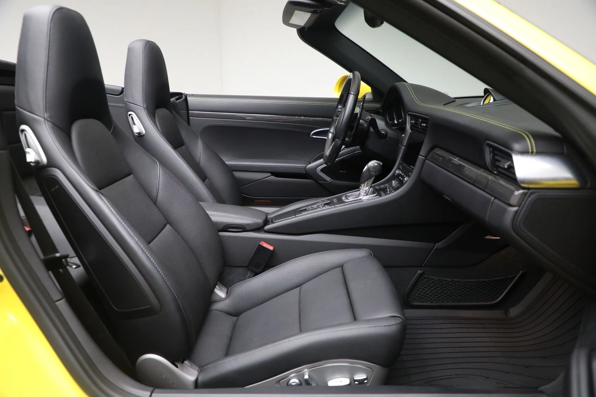 mph016_2675068352_Used_2017_Porsche_911_Turbo_Cabriolet_5404bbdcb1