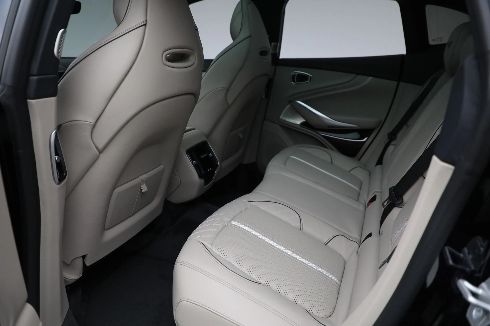 mph016_268137498_New_2025_Aston_Martin_DBX_707_f9506232d2