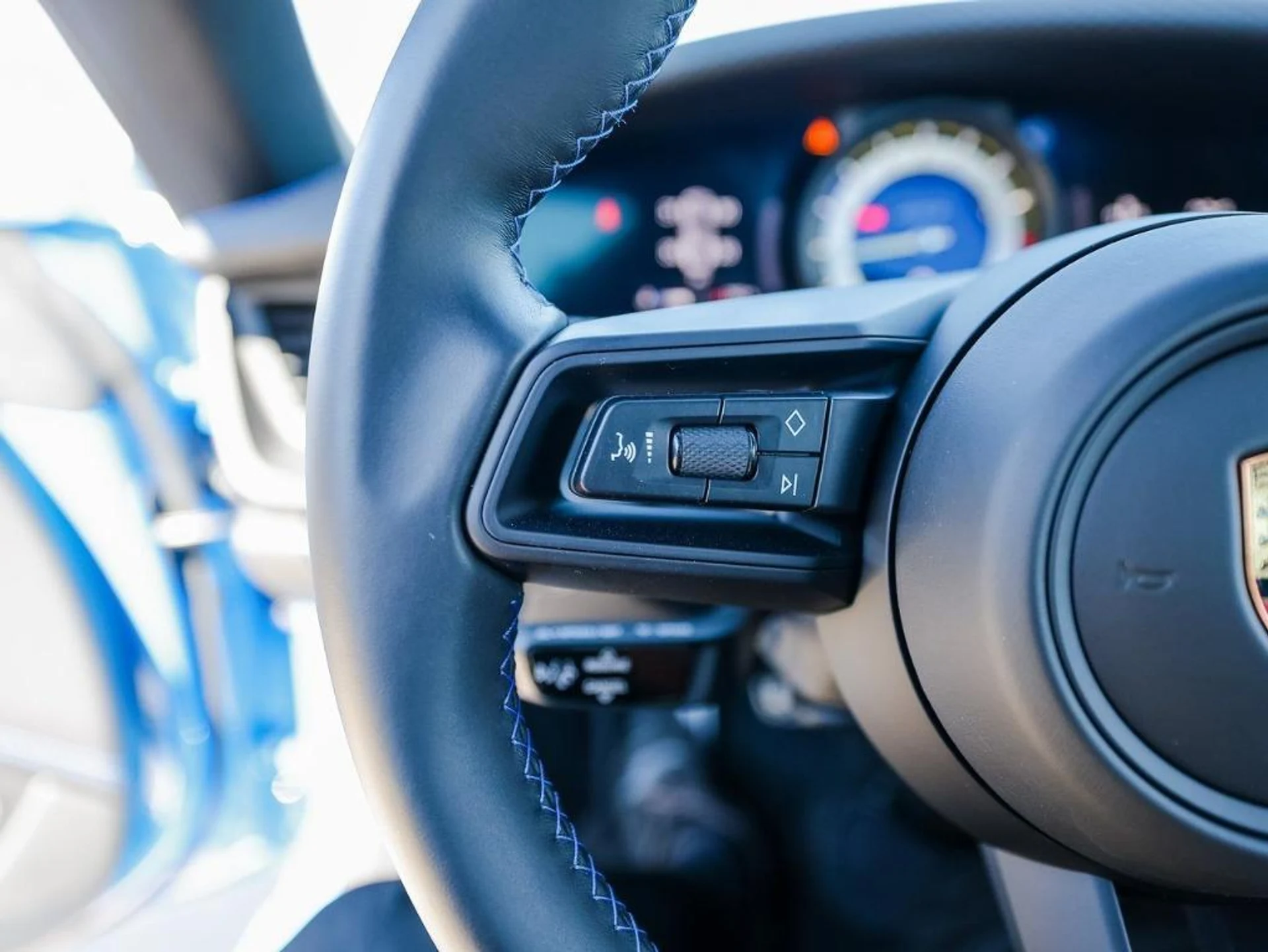 mph016_2686278372_S_Sger_RWH_7_F_Rf6o_R_Jvr_IF_Fq_ST_Bk_653e23fab6