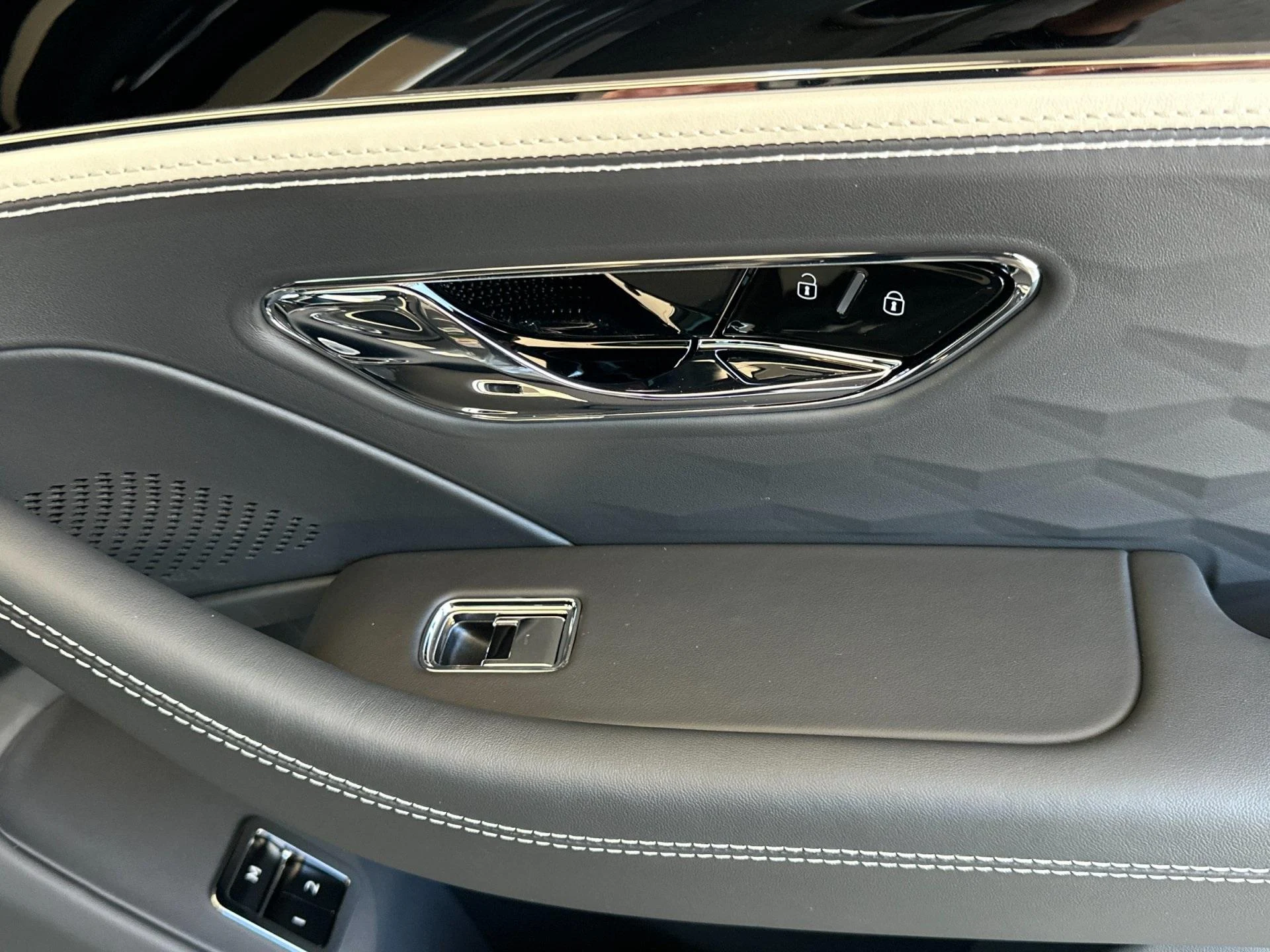 mph016_2688105724_New_2025_Bentley_Flying_Spur_Speed_1760604016_a2ba7c92c1