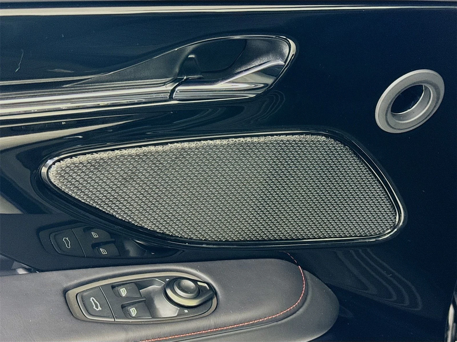 mph016_2688416883_9d8d7eccfba6edac1f44078b8b4393a1x_72e47d67de