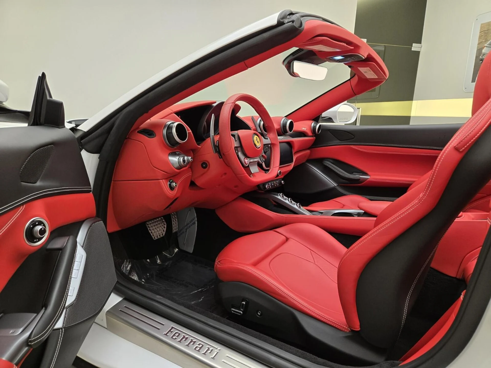 mph016_2698667458_Used_2023_Ferrari_Portofino_1755328598_1636bc5e79