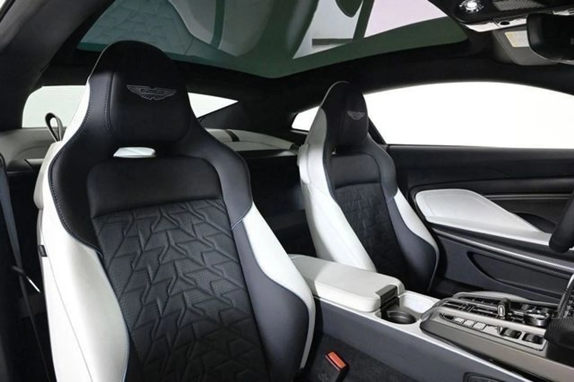 mph016_2710880921_new_2025_aston_martin_vanquish_coupe_11350_22854857_16_640_6986d73ef8