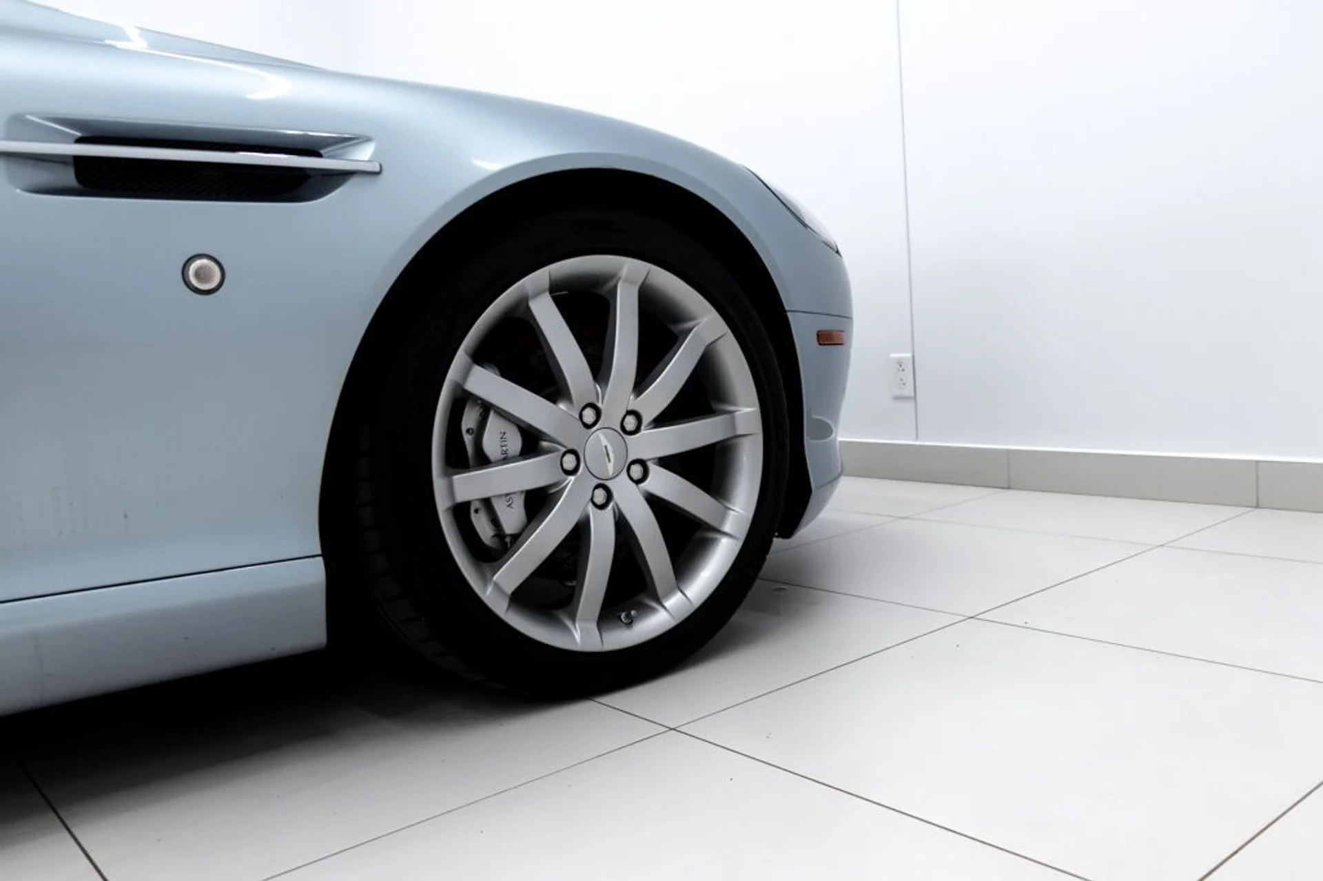 mph016_271392947_aston_martin_db9_2005_jpg_v_1754355020_7b06288633