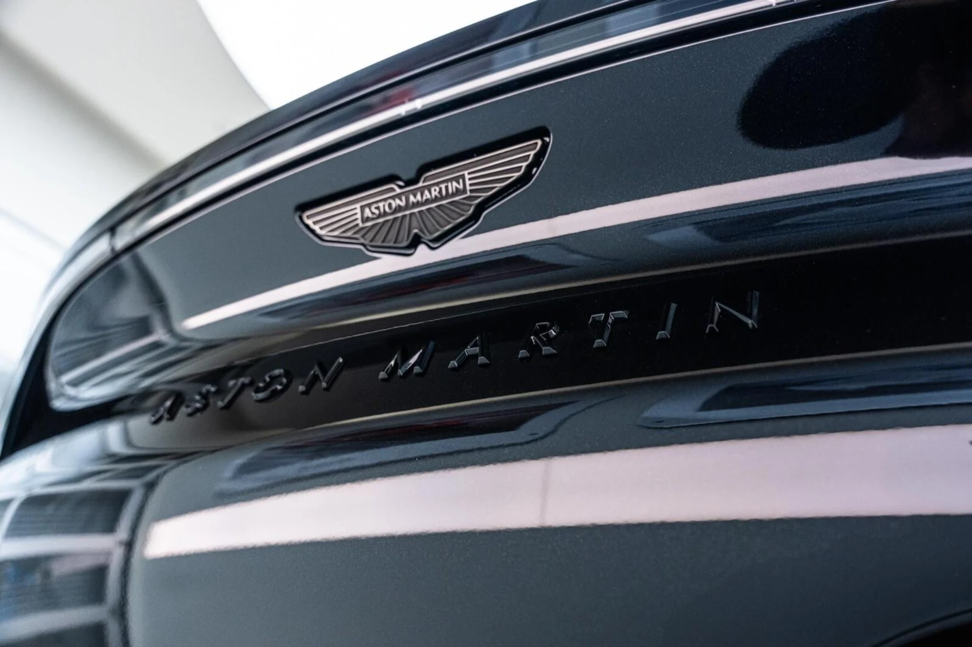 mph016_2713969383_New_2025_Aston_Martin_DBX_707_AWD_1744624294_82bda78367