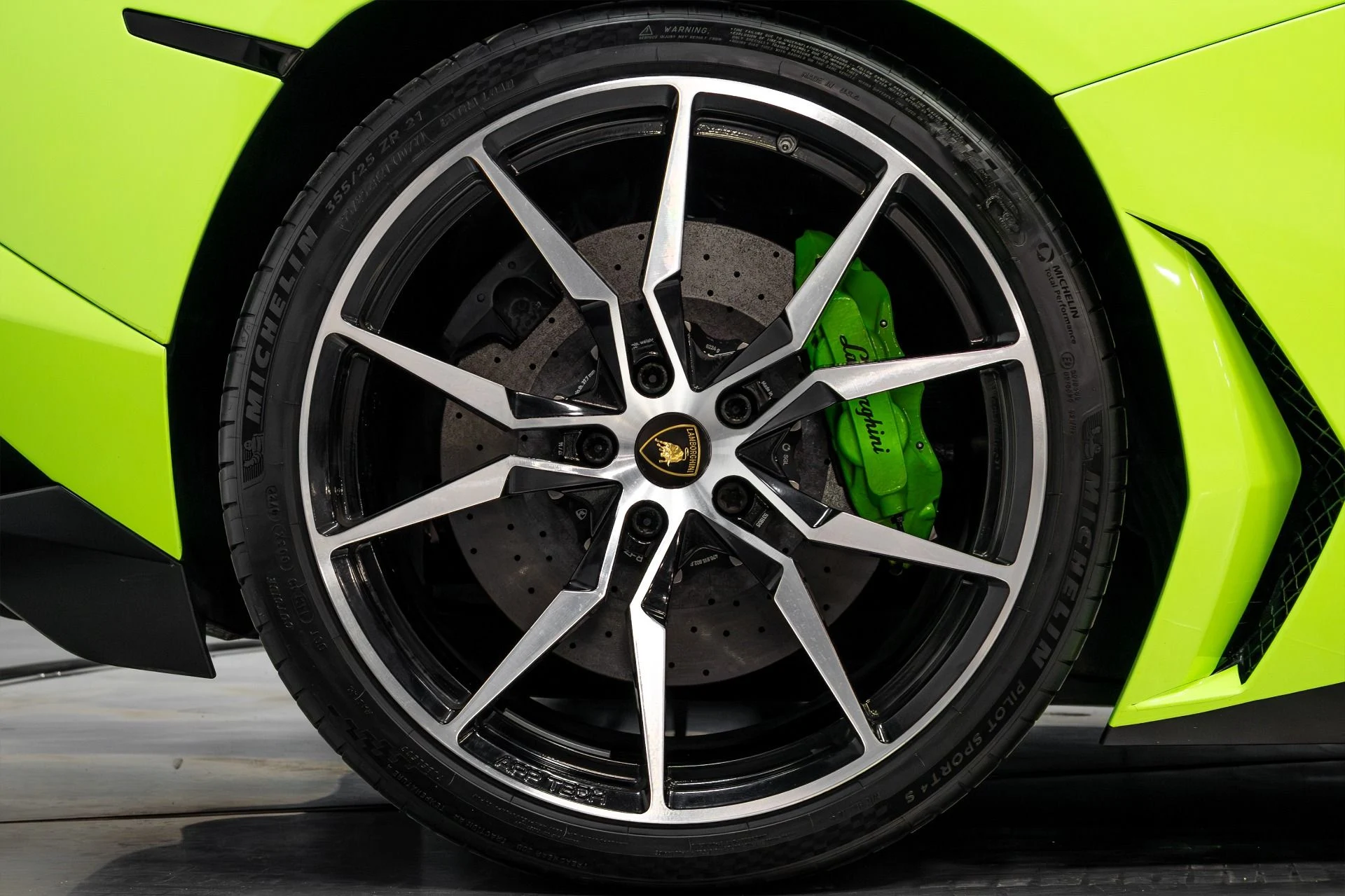 mph016_2724365544_Used_2015_Lamborghini_Aventador_1764724155_4a5b0a12ea