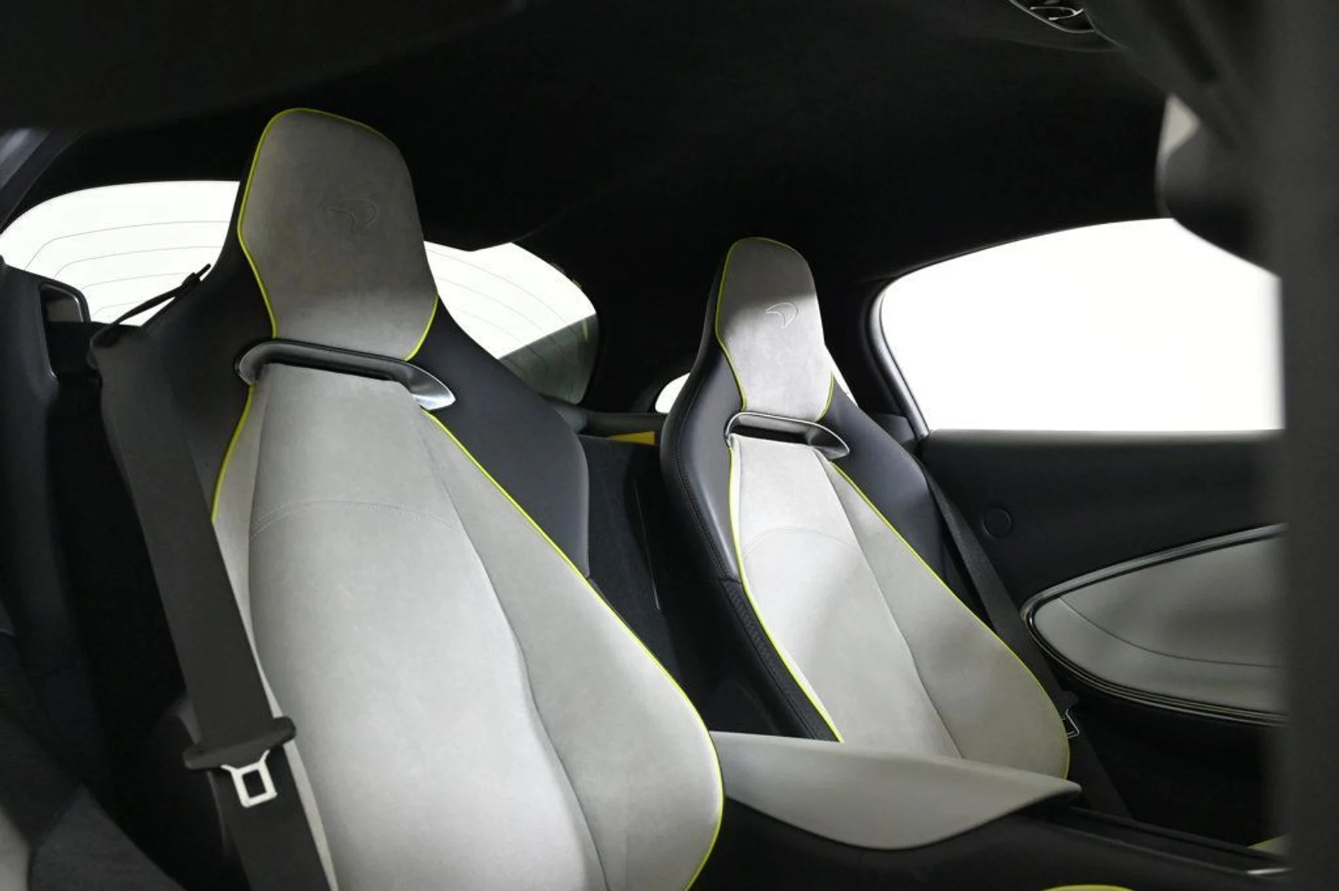 mph016_2746035746_used_2023_mclaren_artura_vision_11350_22967572_16_1024_d5e0c12220