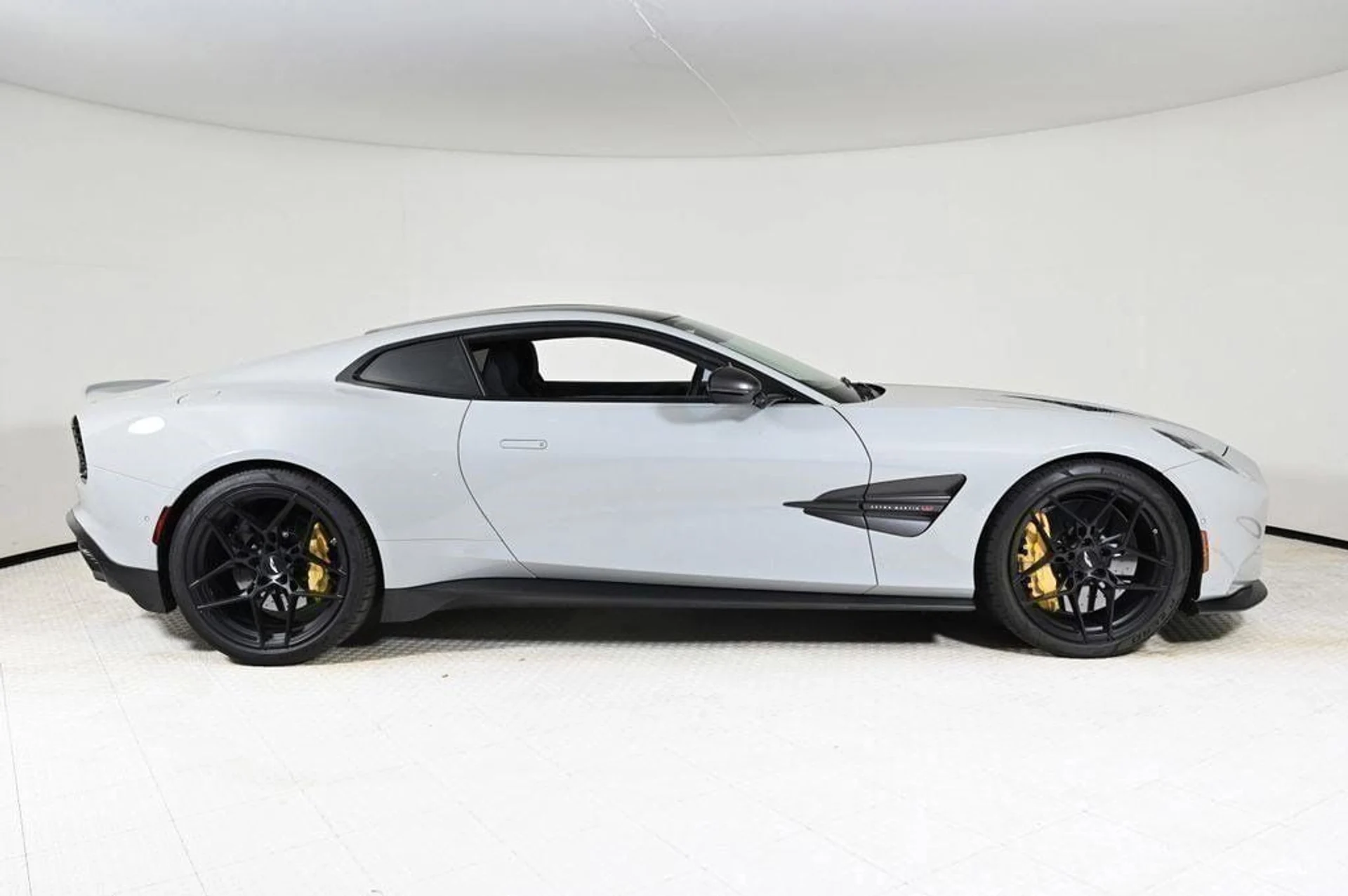 mph016_2757424607_used_2025_aston_martin_vanquish_coupe_11350_22829268_16_1024_a3b82de008