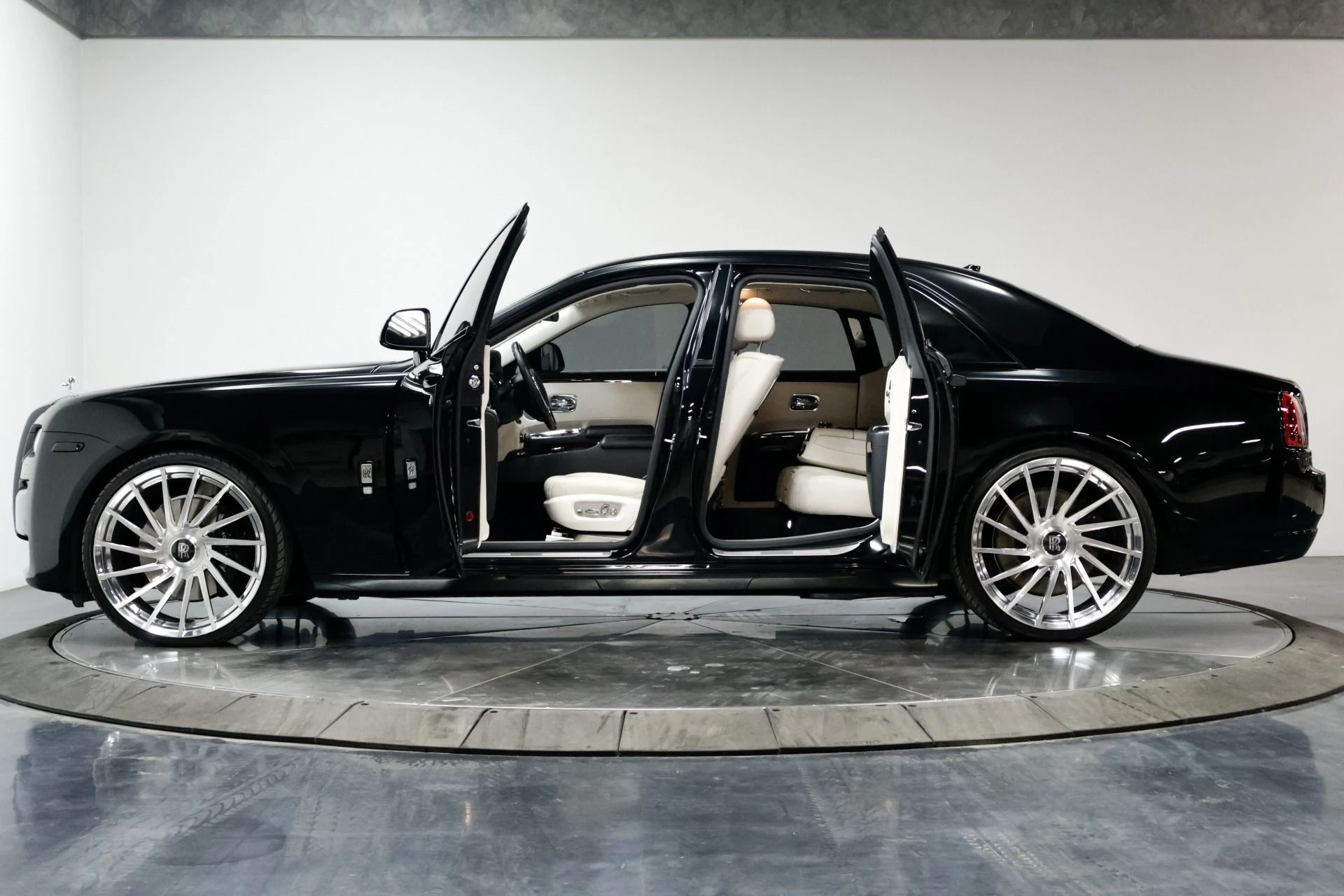 mph016_2763975761_Used_2015_Rolls_Royce_Ghost_Base_1760537897_d03df0f094