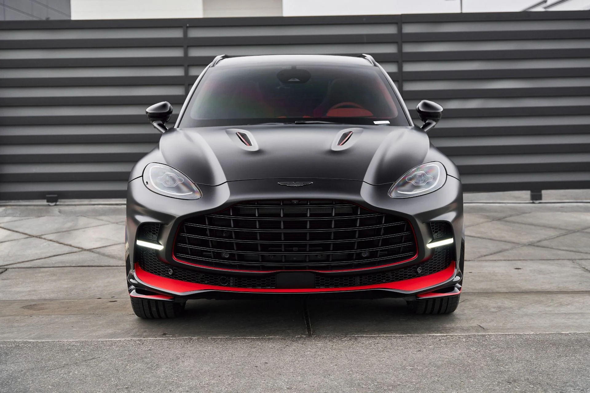 mph016_2773854078_Used_2025_Aston_Martin_DBX_707_1766785292_7197369ade