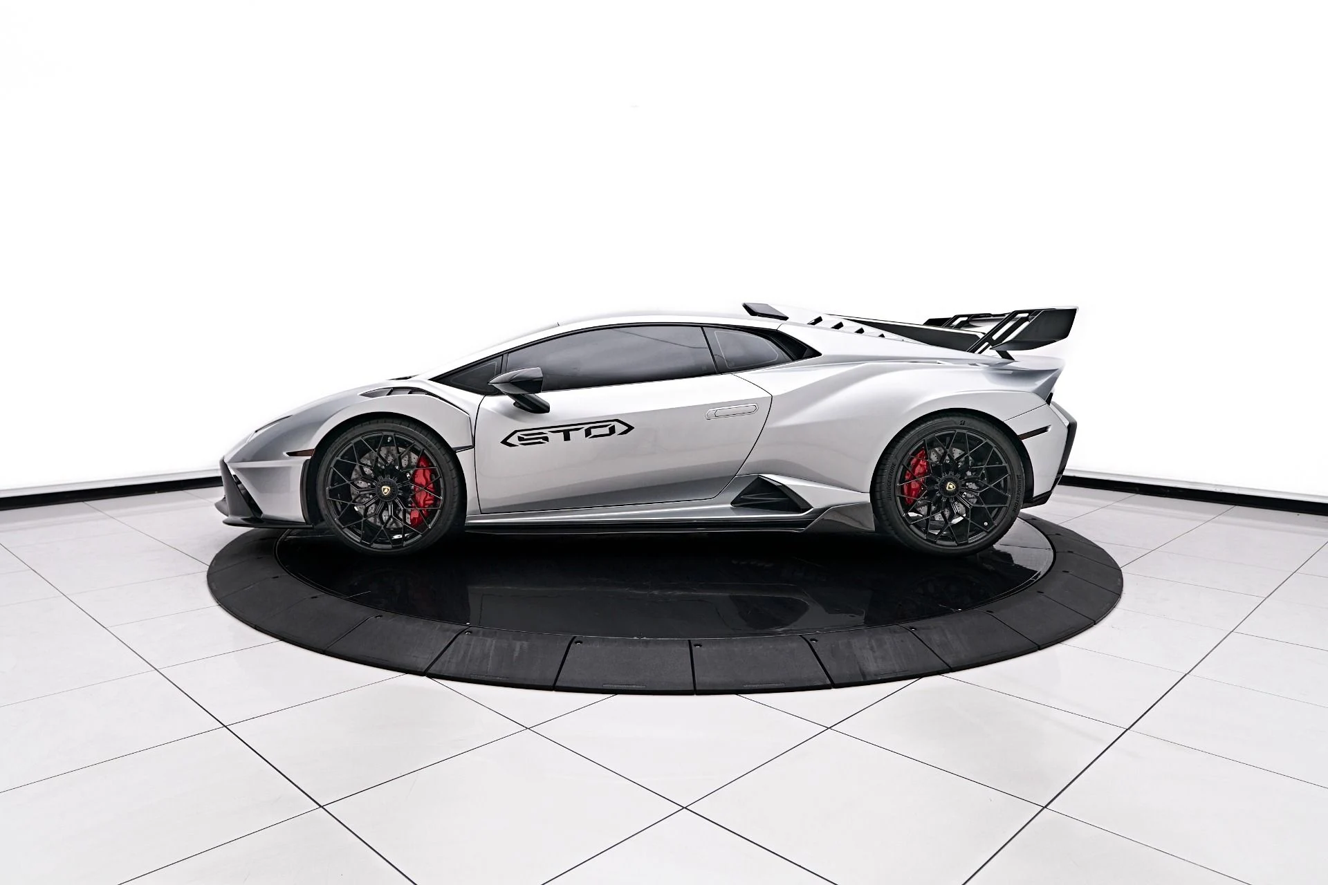 mph016_2775522651_Used_2023_Lamborghini_Huracan_STO_Base_1754673404_2687384e7c