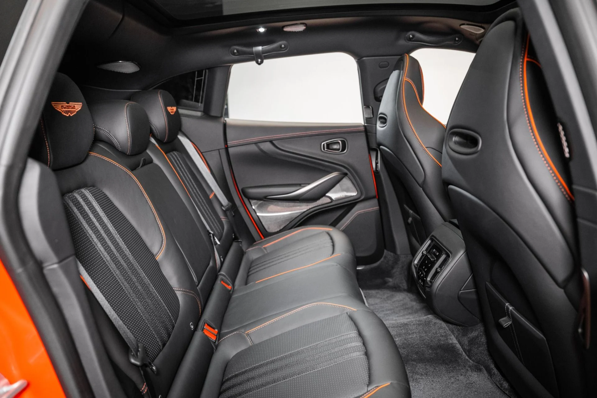 mph016_2780182312_Used_2025_Aston_Martin_DBX_707_1748959342_0e5f09f3c0