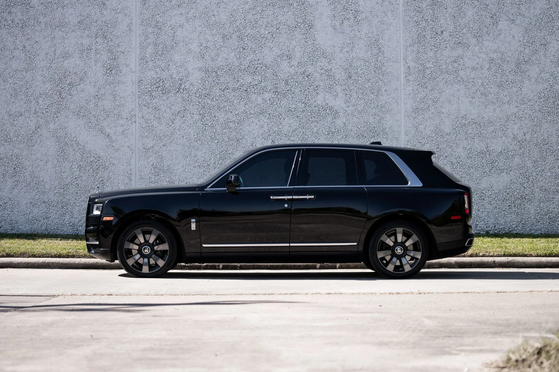 mph016_2783888865_Used_2023_Rolls_Royce_Cullinan_1765314803_ccd28ede3f