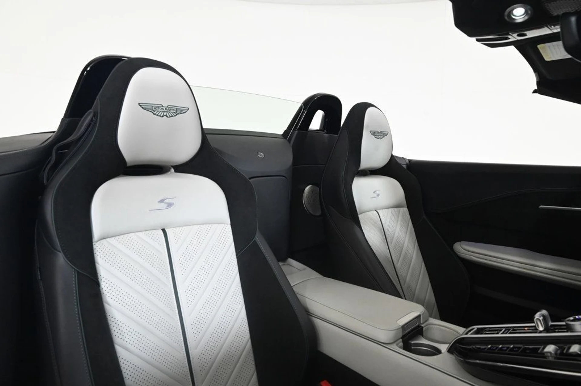 mph016_2784567057_new_2026_aston_martin_vantage_sroadster_11350_22956754_16_1024_f2581441b2