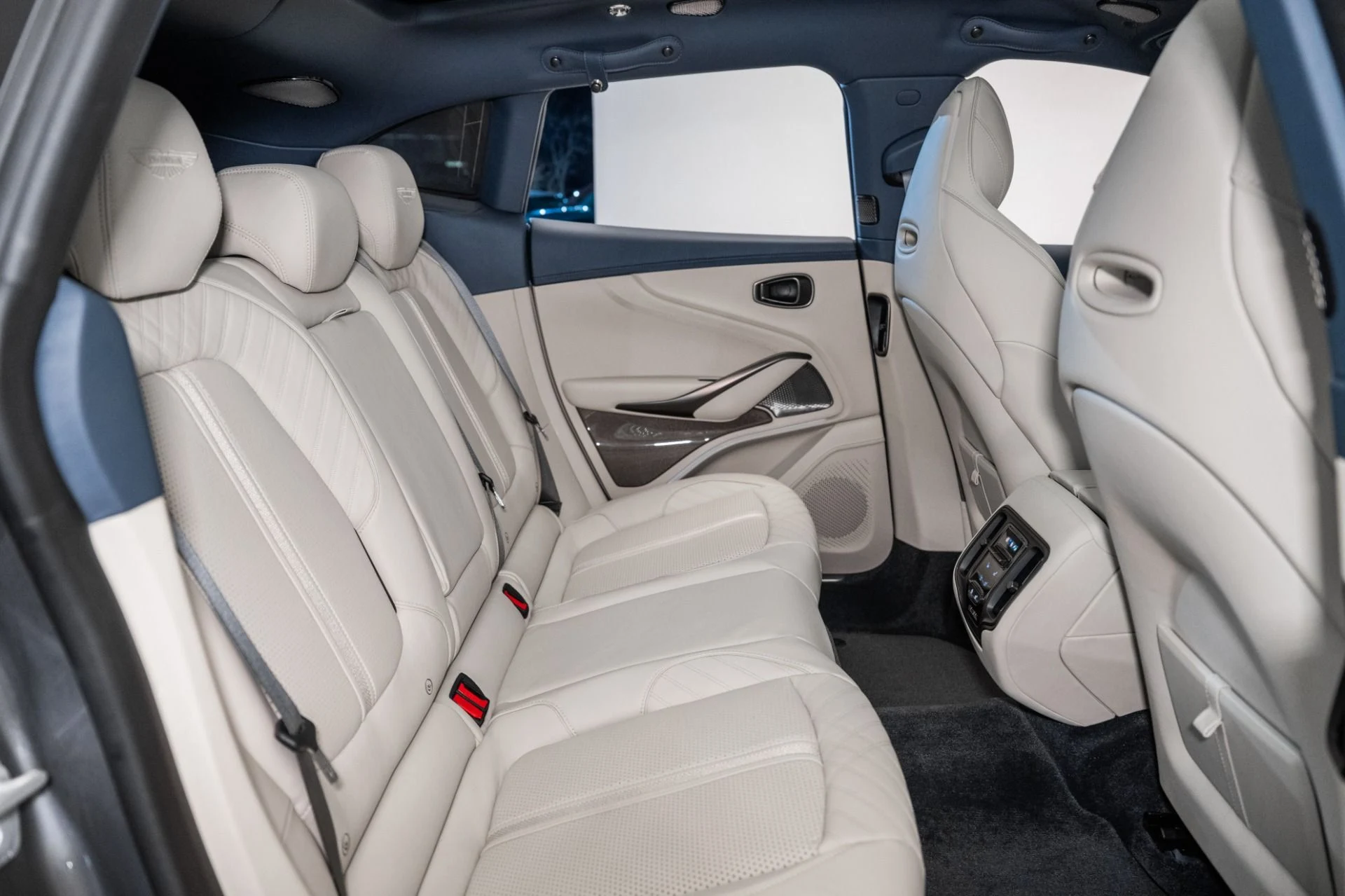 mph016_278630181_Used_2025_Aston_Martin_DBX_707_1734711890_c63e7764d7