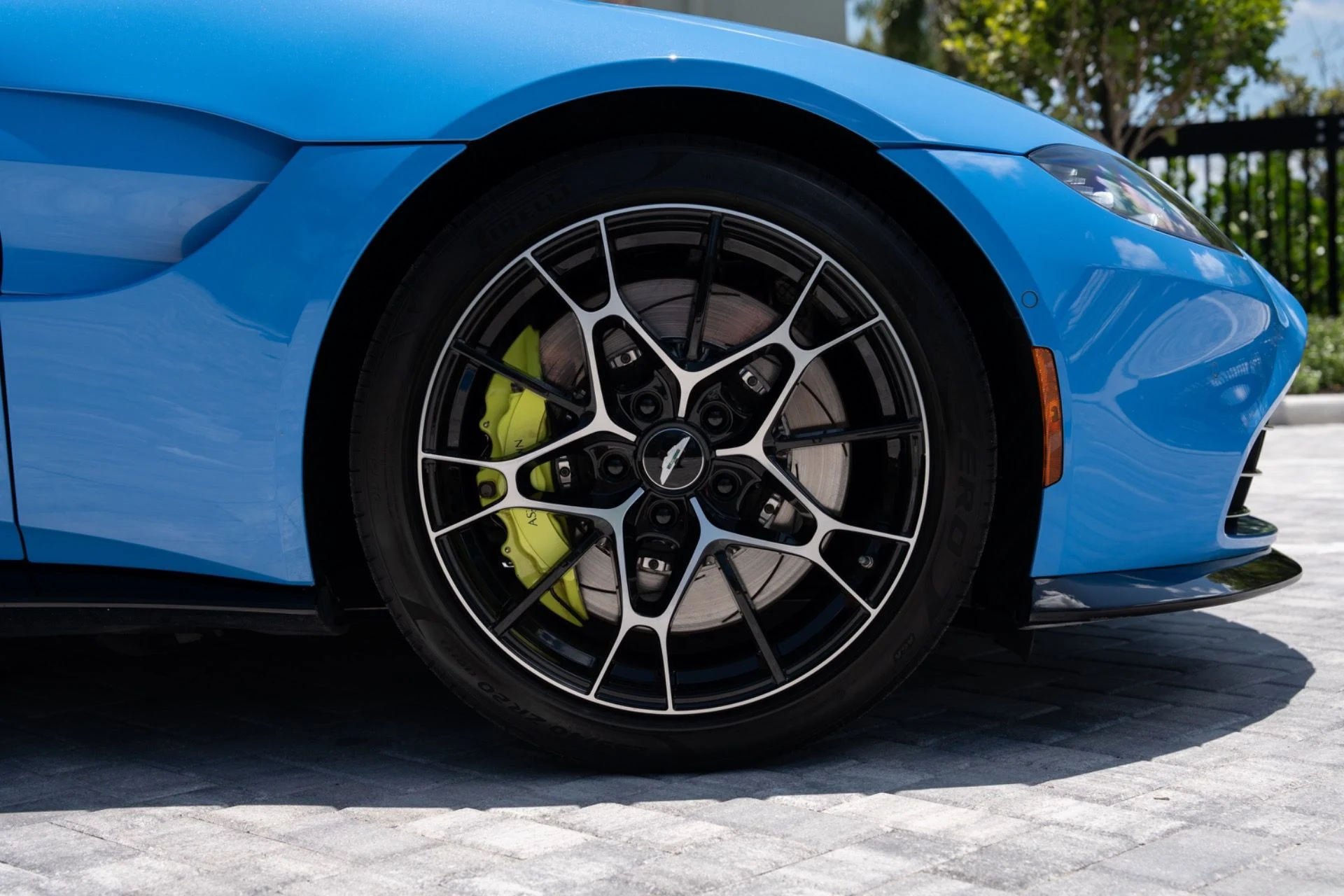 mph016_2797261536_Used_2021_Aston_Martin_Vantage_1781043635_74f644eedd