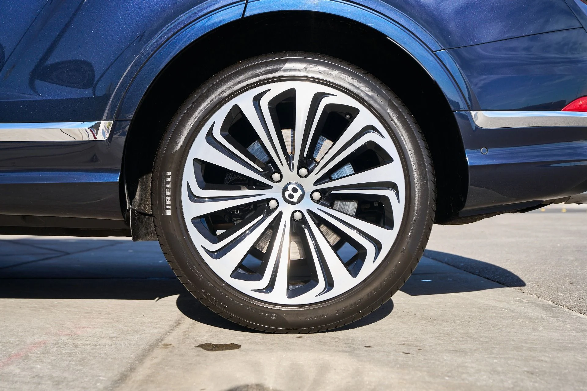 mph016_2822268633_Used_2021_Bentley_Bentayga_V8_1764208970_63526e31d3