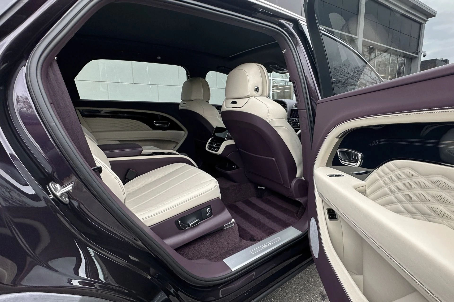 mph016_2824189528_Used_2024_Bentley_Bentayga_EWB_Azure_V8_1763042894_a5c886bc85