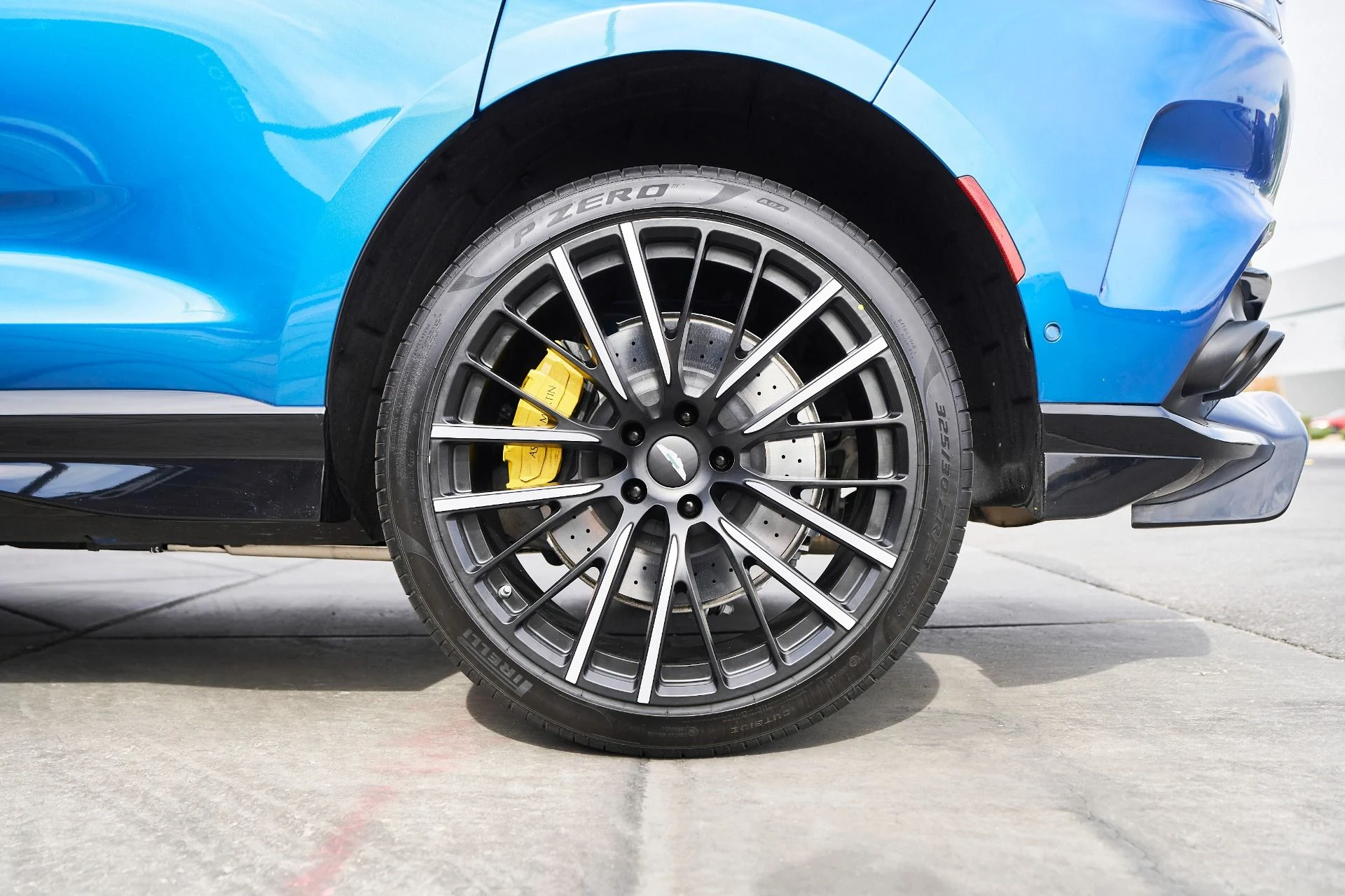 mph016_2840206151_Used_2023_Aston_Martin_DBX_707_1762900317_5e3b22bf53