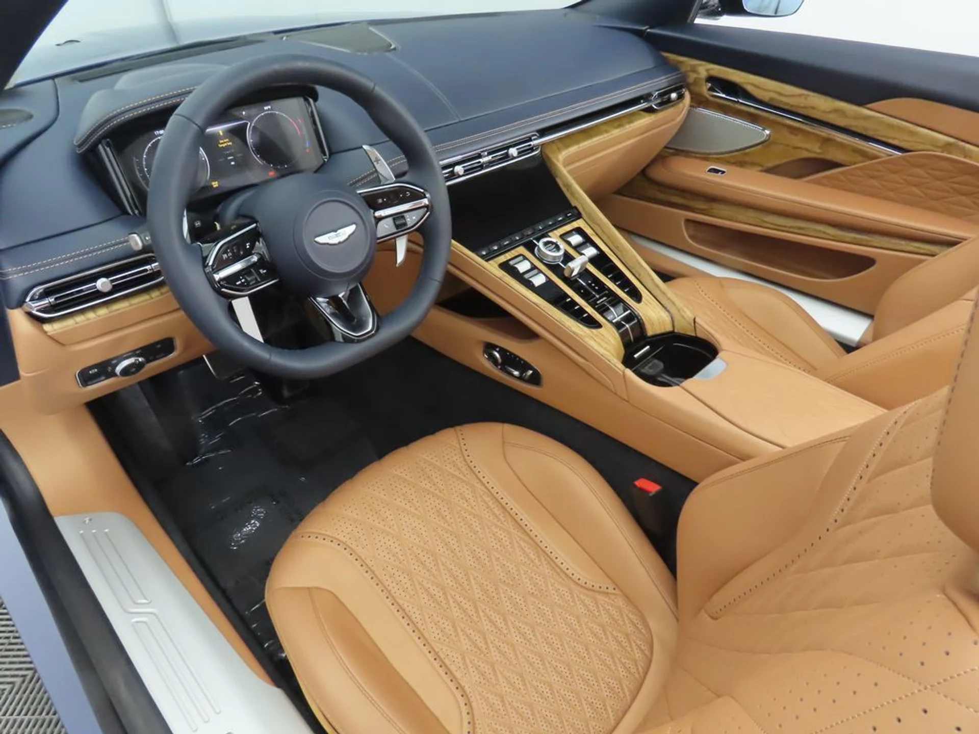 mph016_2867591084_used_2026_aston_martin_db12_volante_8119_23037586_17_1024_e413d4db1a