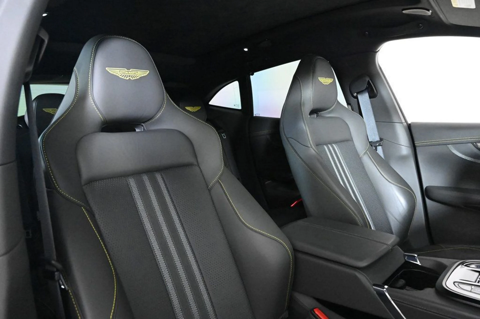 mph016_2872265046_used_2025_aston_martin_dbx_707_11350_22966426_16_1024_c882a0253f