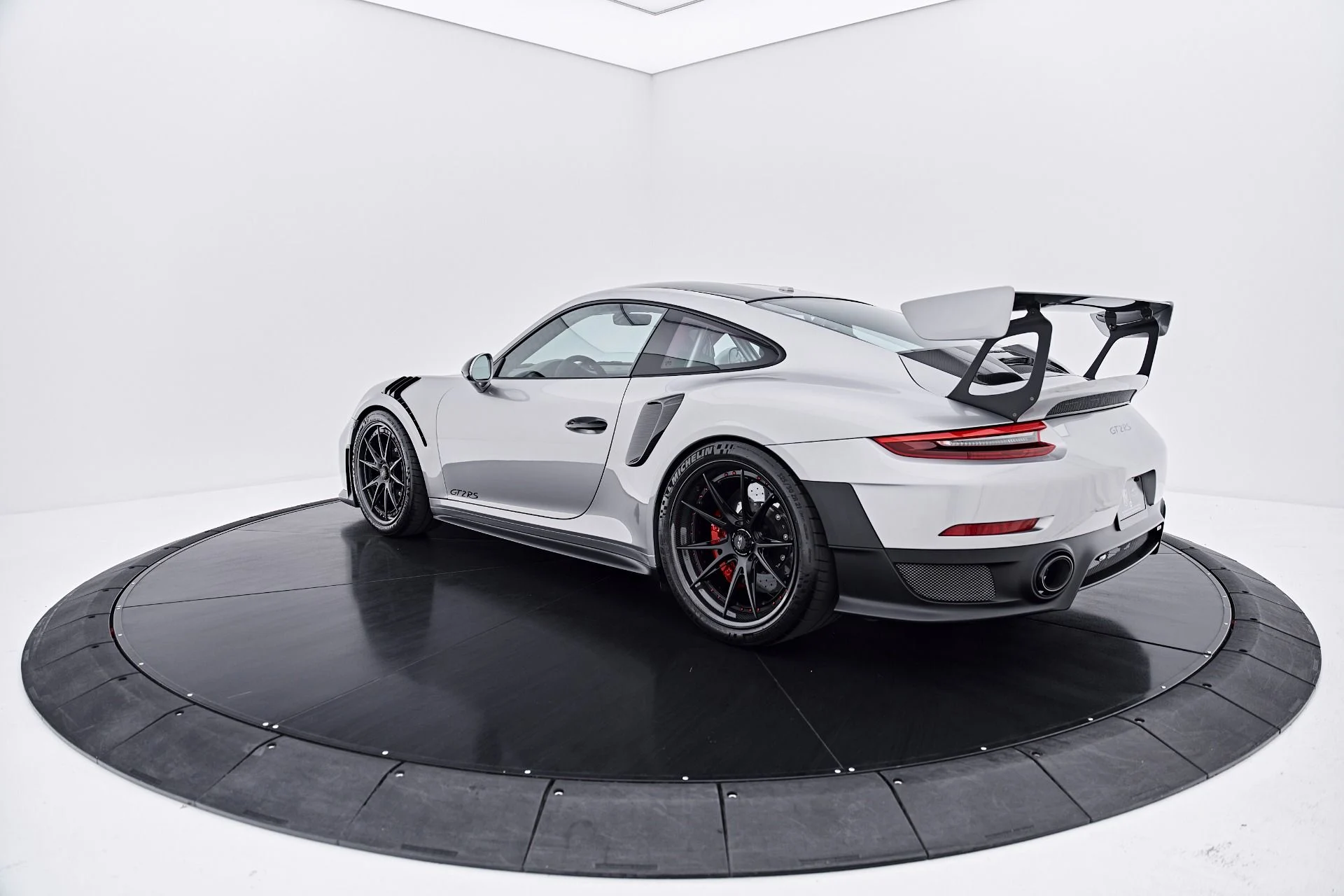mph016_2879742701_Used_2019_Porsche_911_GT_2_RS_1788559164_8d843bc0f8