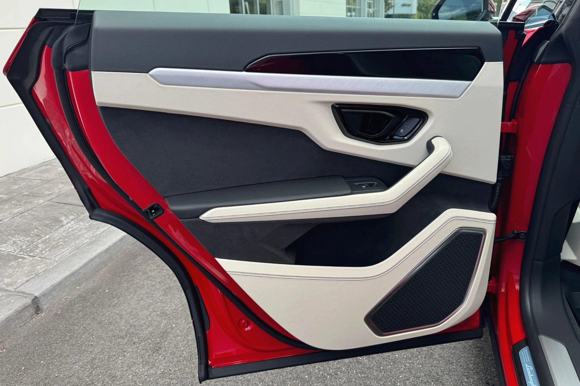 mph016_2882964526_Used_2025_Lamborghini_Urus_SE_1764805348_1c06e7681c