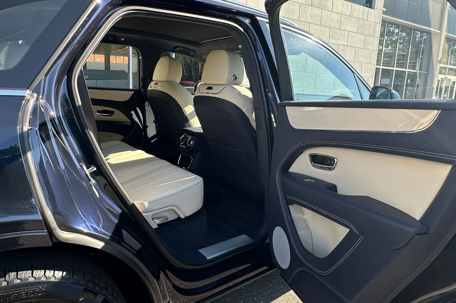 mph016_2884471204_New_2026_Bentley_Bentayga_V8_1783695010_486140f273