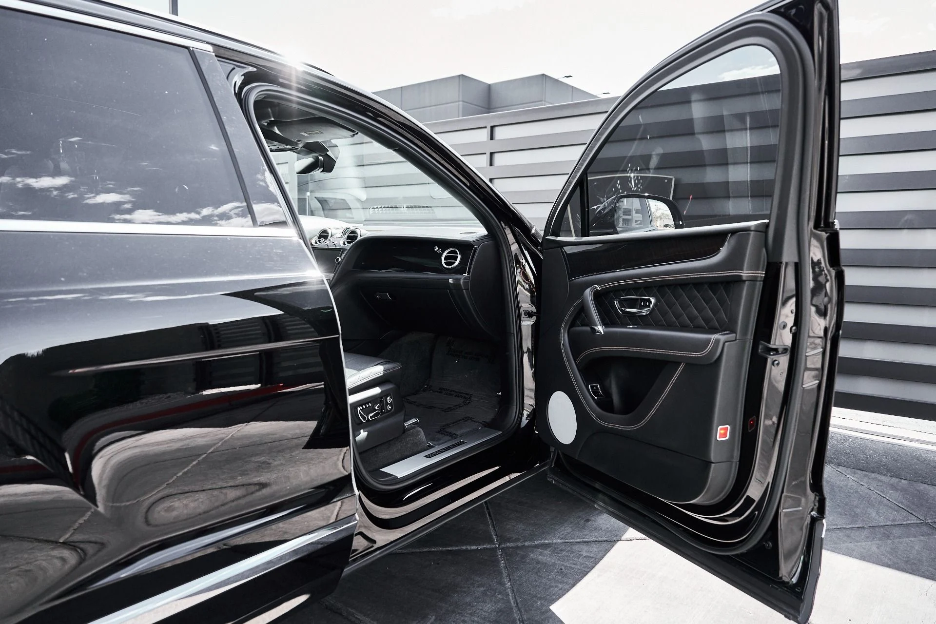 mph016_2896059033_Used_2017_Bentley_Bentayga_W12_1781373070_f363745f5b