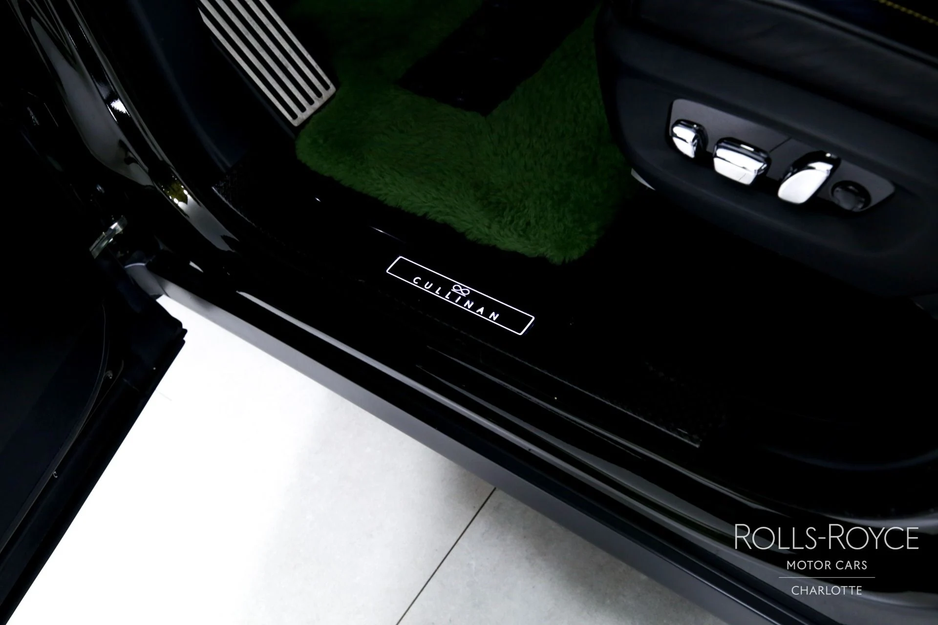 mph016_2897032665_Used_2023_Rolls_Royce_Black_Badge_Cullinan_1741294371_3747a4623f