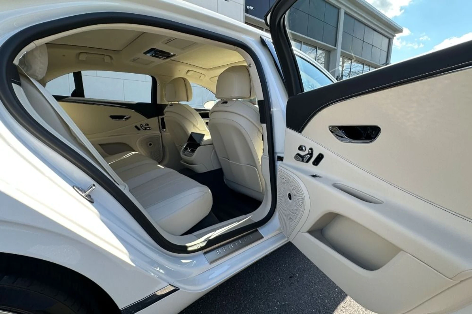 mph016_2907140056_New_2026_Bentley_Flying_Spur_1776258247_68fb9ab47e