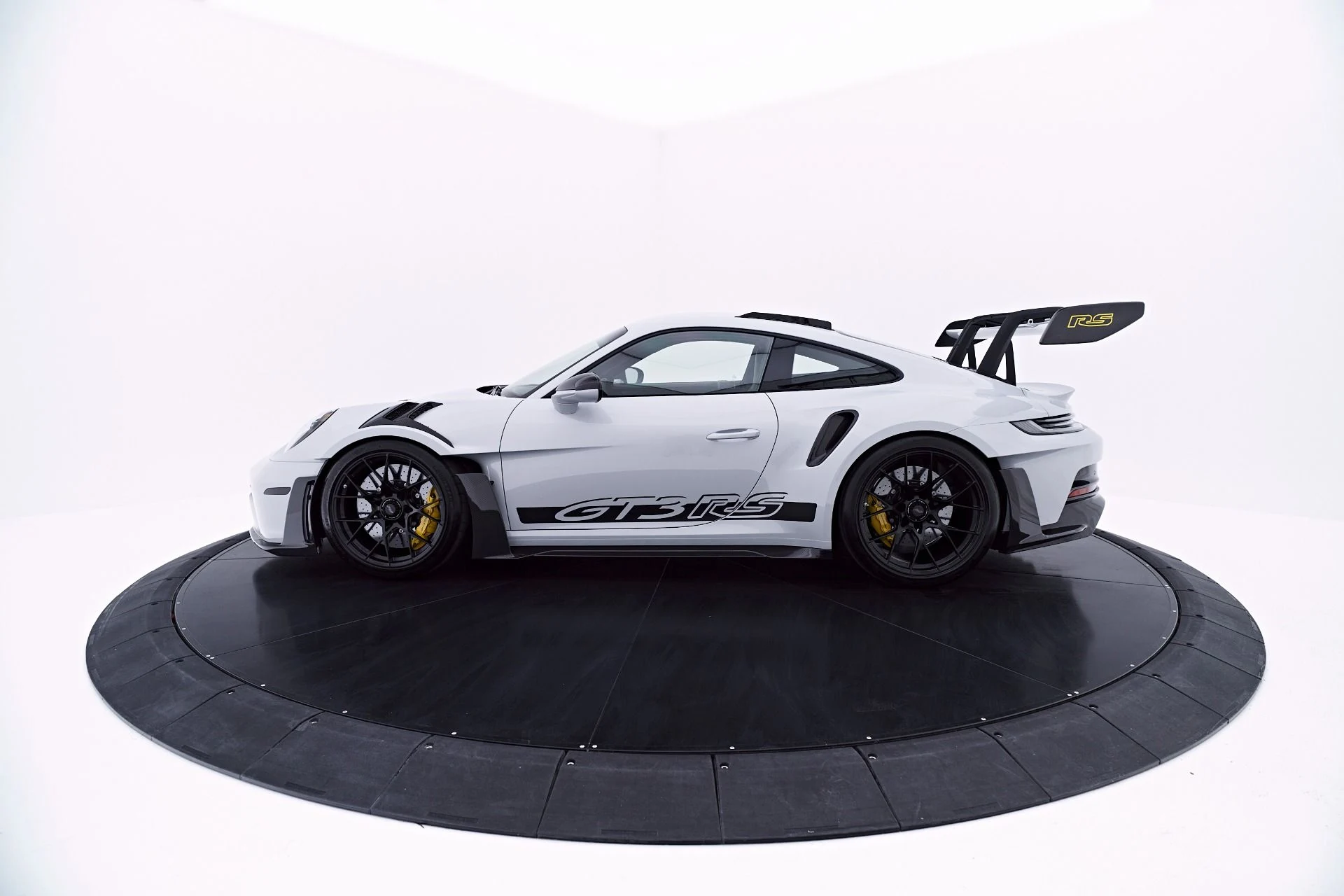 mph016_2912979457_Used_2025_Porsche_911_GT_3_RS_1781833658_326117c045
