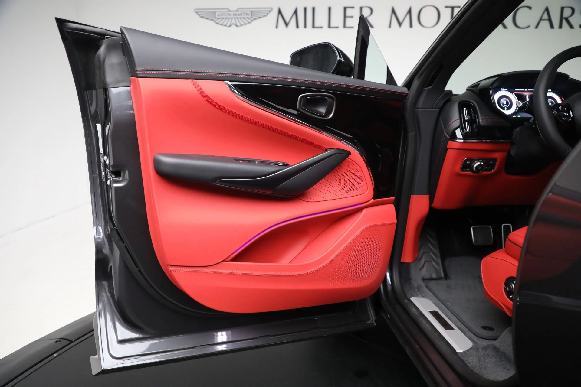 mph016_2920416351_New_2025_Aston_Martin_DBX_707_50b1bf567d