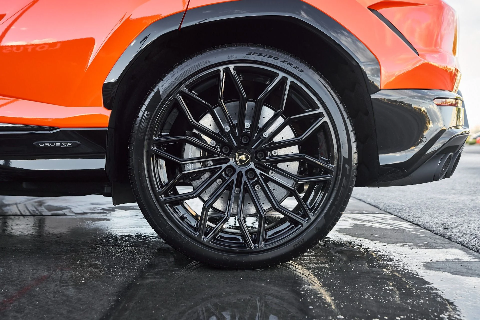 mph016_2921215012_Used_2025_Lamborghini_Urus_SE_1763604973_4dfe113d76