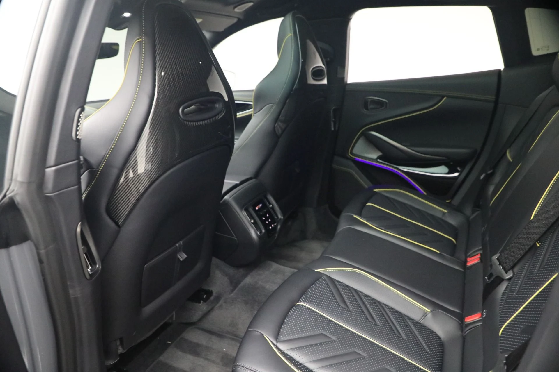 mph016_2921586230_New_2026_Aston_Martin_DBX_S_1787860689_2297ec61b1