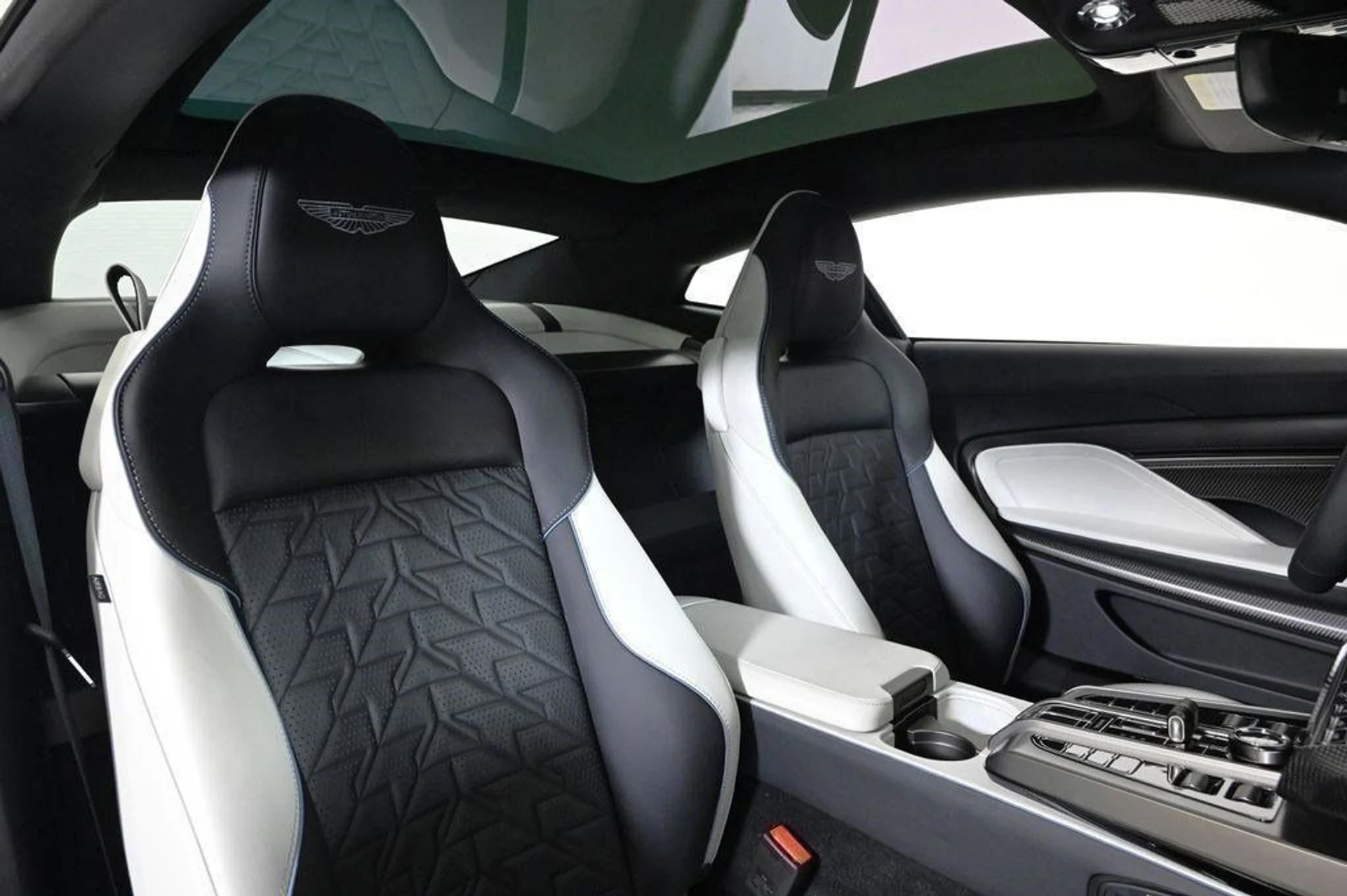 mph016_2935776601_new_2025_aston_martin_vanquish_coupe_11350_22854857_16_1024_56a1b1dc78