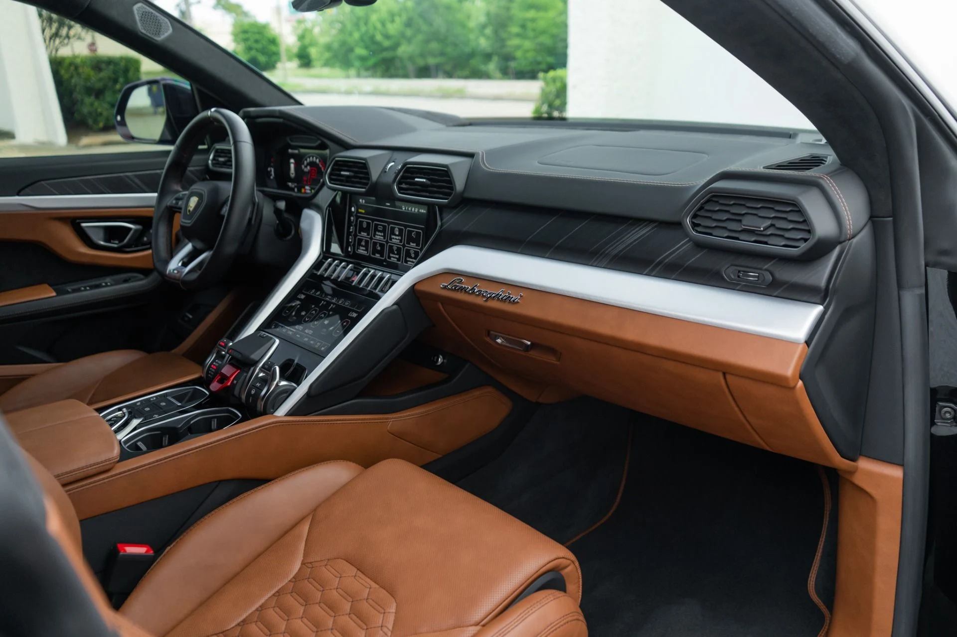 mph016_2943235306_Used_2022_Lamborghini_Urus_1777500470_96e9b9fa02