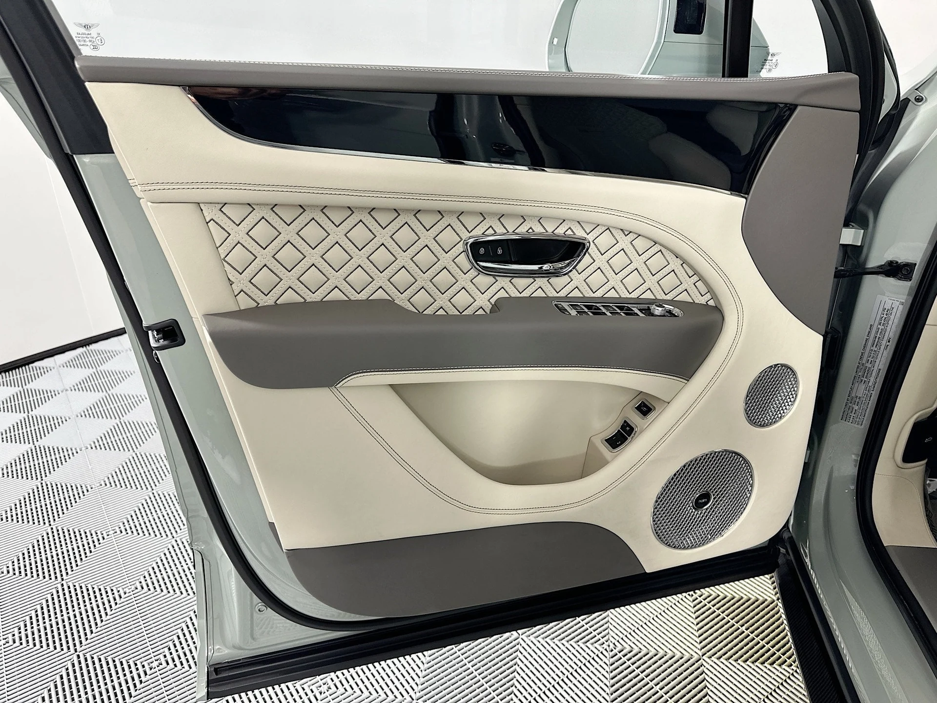 mph016_2954675541_17_ee20ecbaba