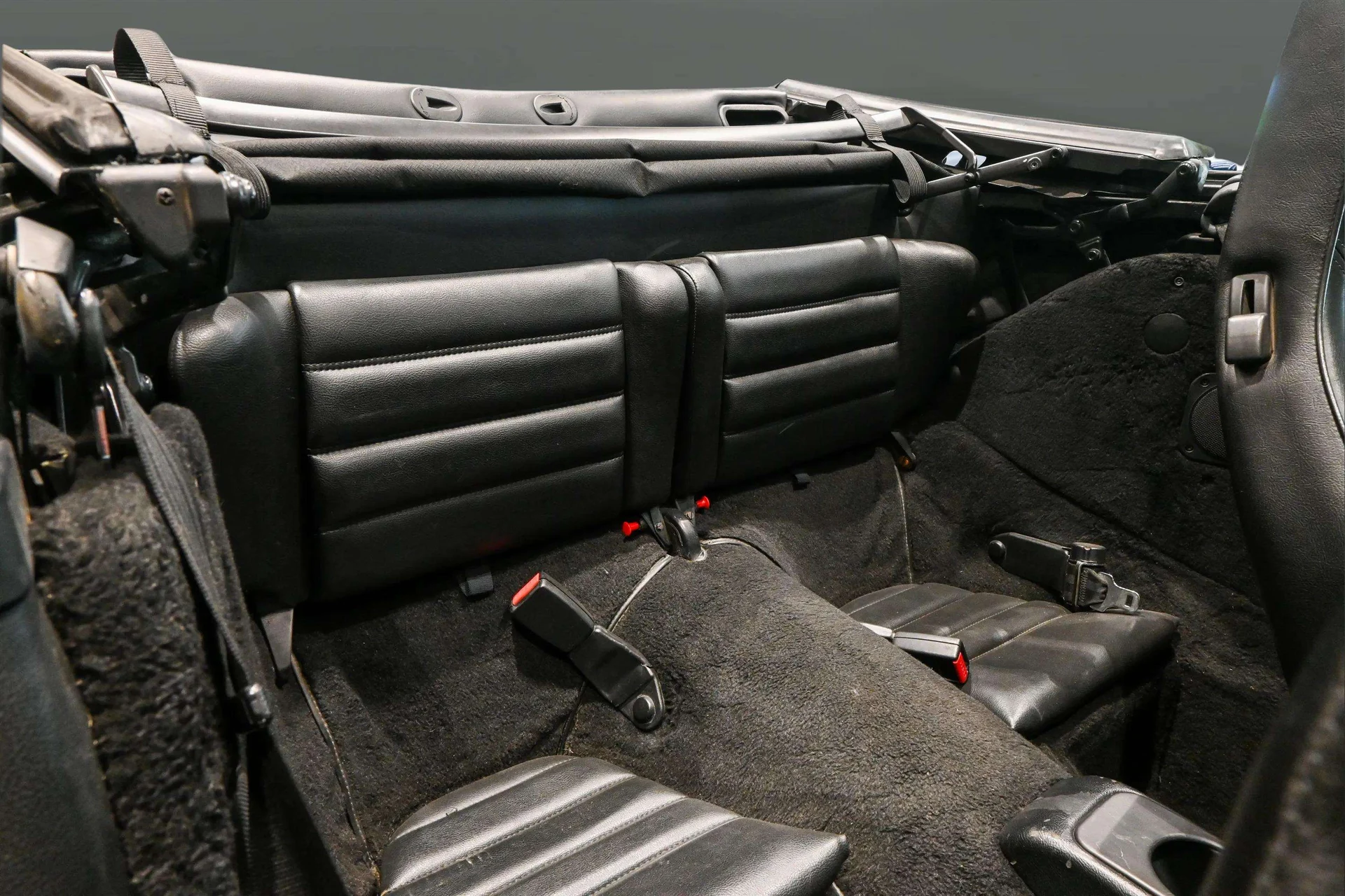 mph016_29557828_55cea96e_3b56_4be6_88f7_28777a839b82_2_17_Interior_199120_Porsche2091120_Carrera20_Cabriolet2028_WP_0_CB_2961_MS_46059429_14_5aa3fa9a7c