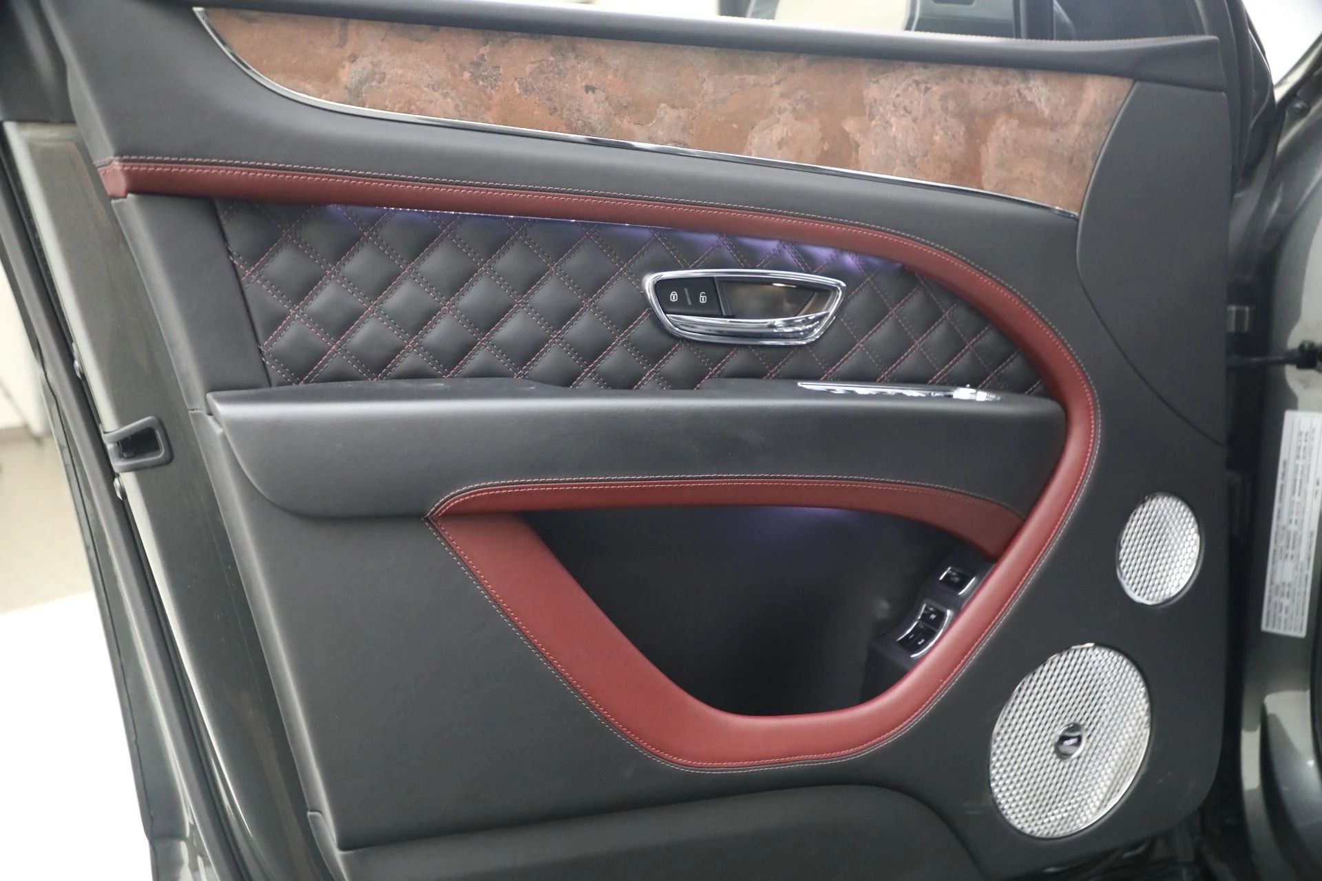 mph016_2960766063_Used_2022_Bentley_Bentayga_V8_1772493107_4b8a8249aa