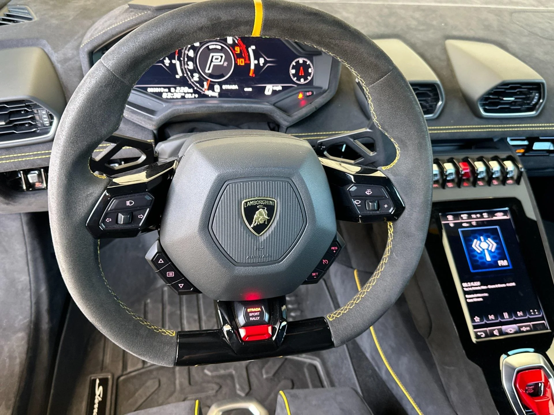 mph016_2961330869_Used_2023_Lamborghini_Huracan_Sterrato_Base_1747423539_8de4e2e46e