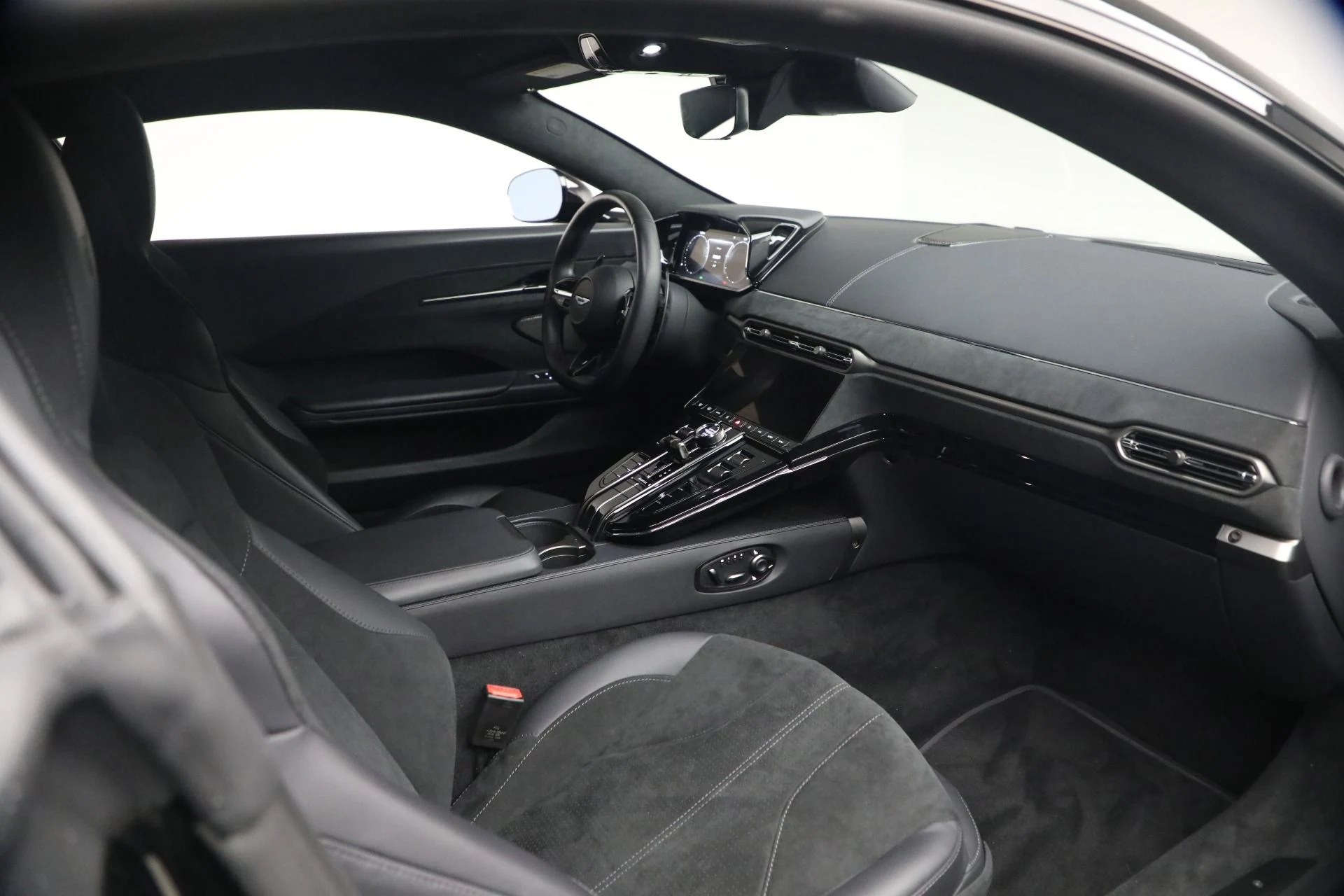 mph016_296304556_Used_2025_Aston_Martin_Vantage_1790186277_238803e85a