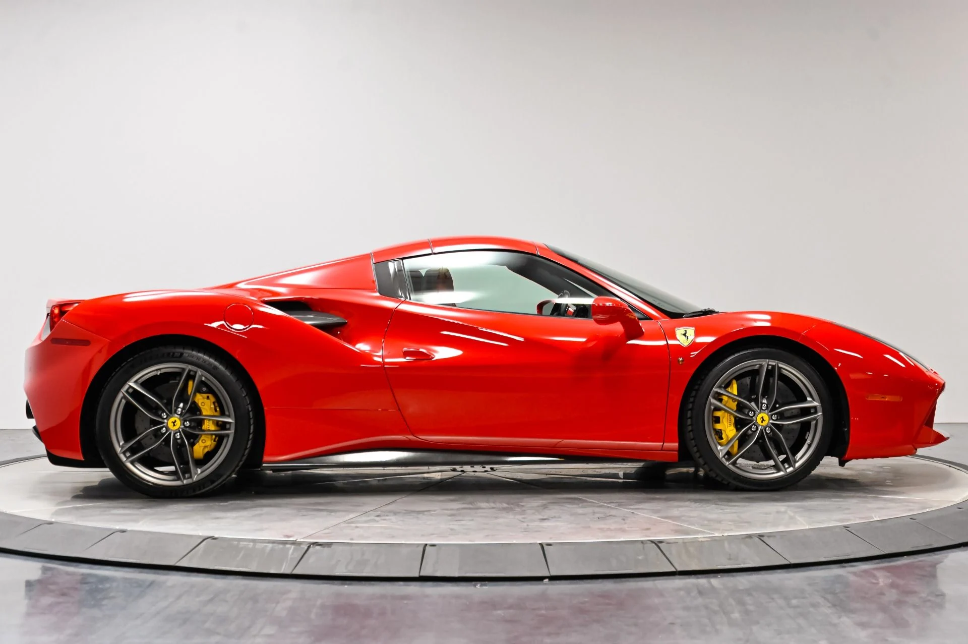 mph016_2982270195_Used_2018_Ferrari_488_Spider_1790629138_ab3fddfc69