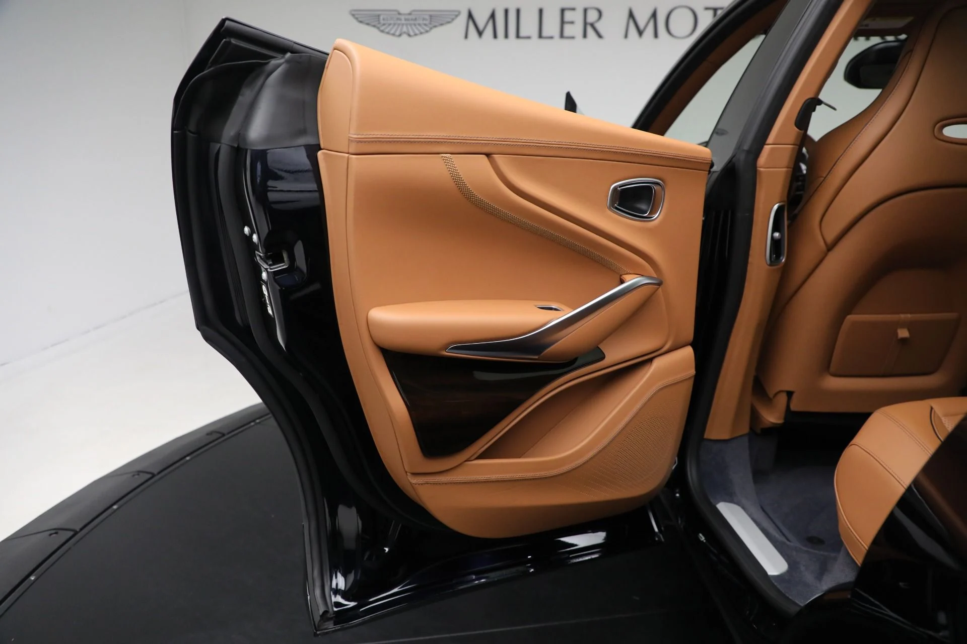 mph016_299025256_New_2025_Aston_Martin_DBX_707_b48634d0aa