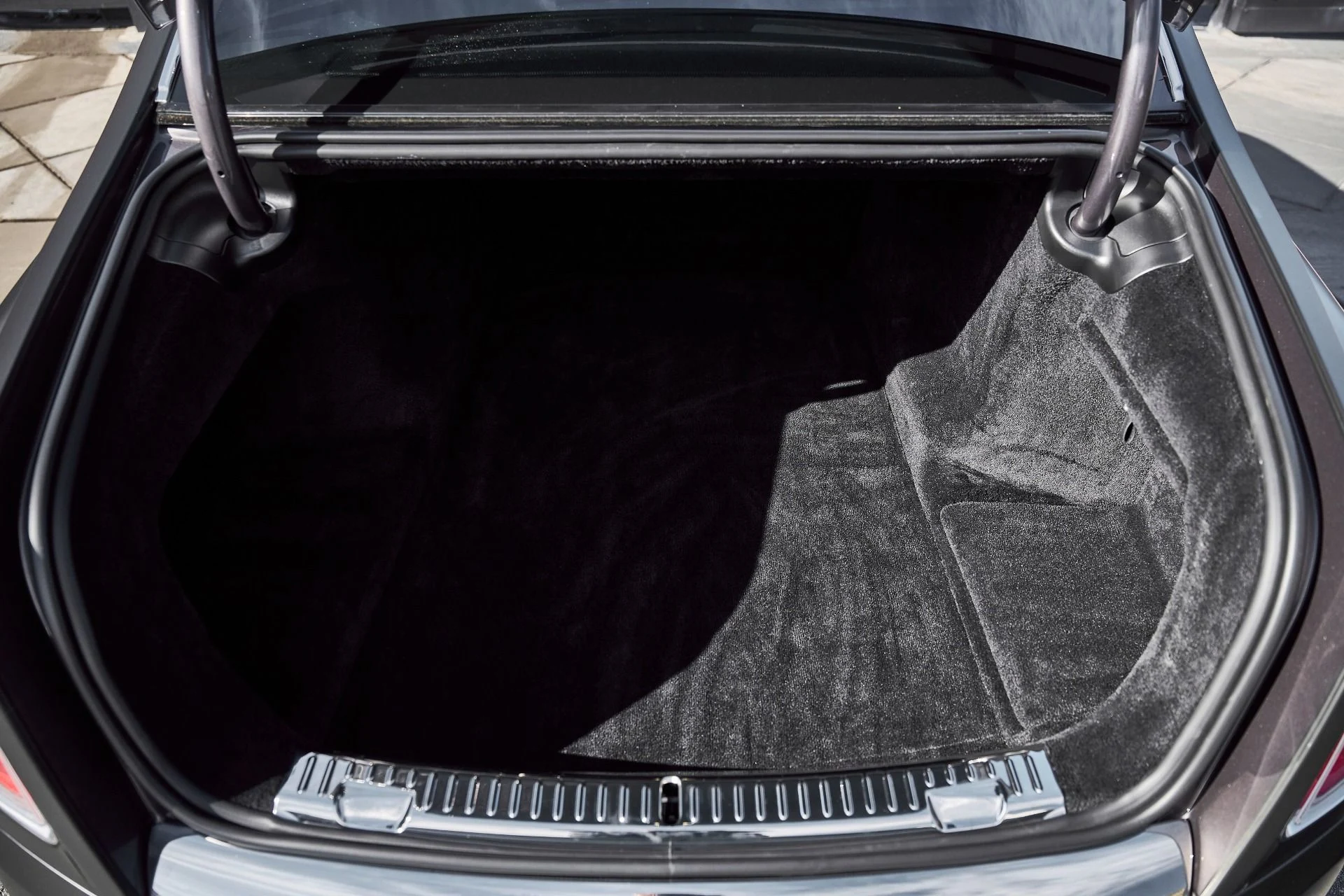 mph016_2999902427_Used_2025_Rolls_Royce_Phantom_Base_1769480879_4e2bb1bced