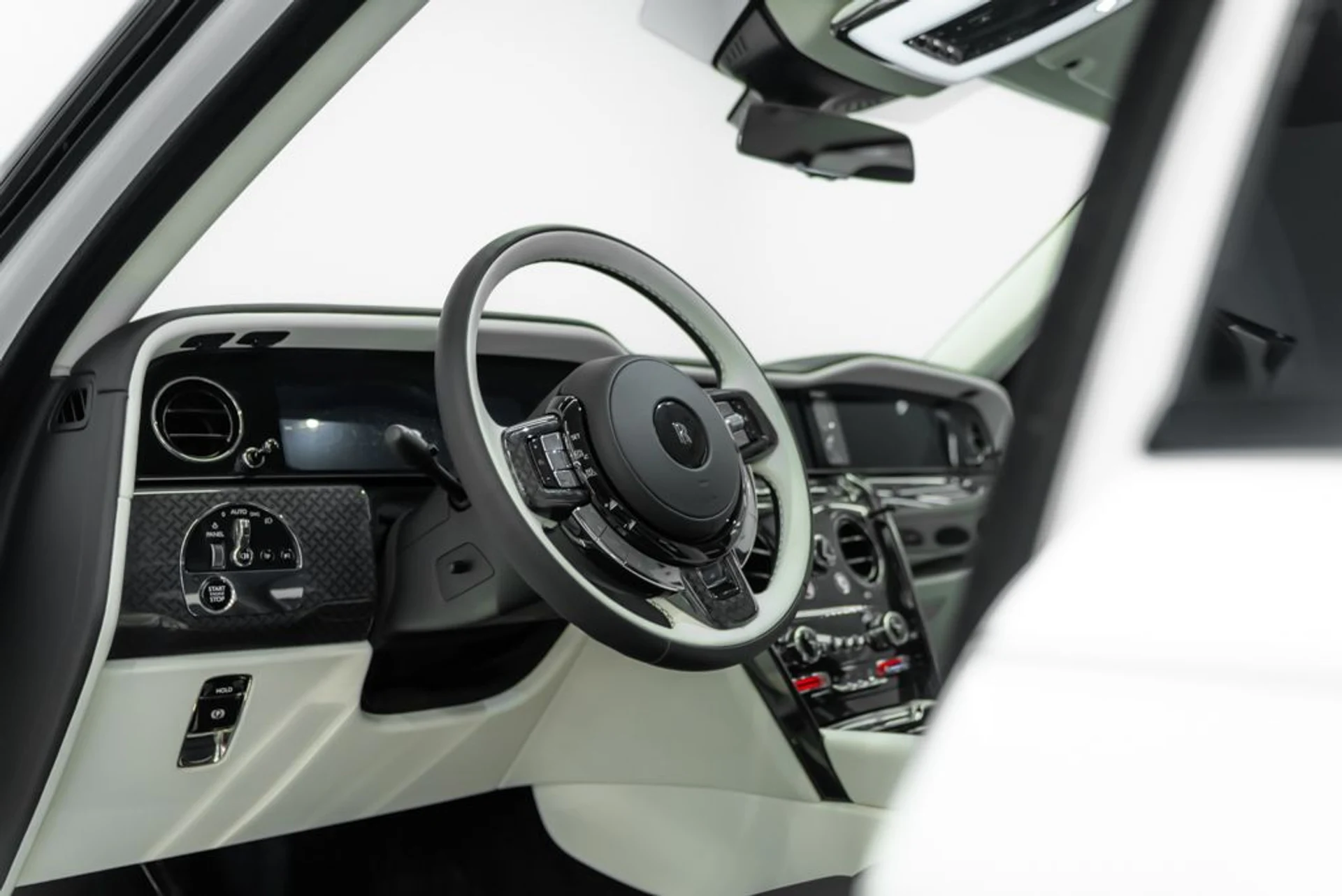 mph016_3005925016_rolls_royce_cullinan_2025_jpg_v_1773863537_70ec4c55a4