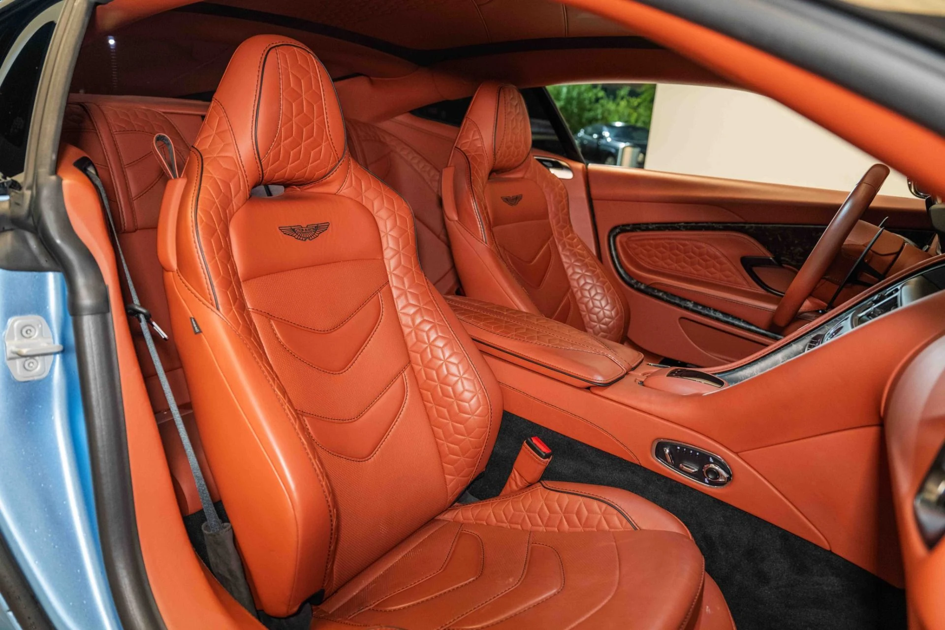 mph016_3031599121_Used_2019_Aston_Martin_DBS_Superleggera_1726670802_b8c36458f1