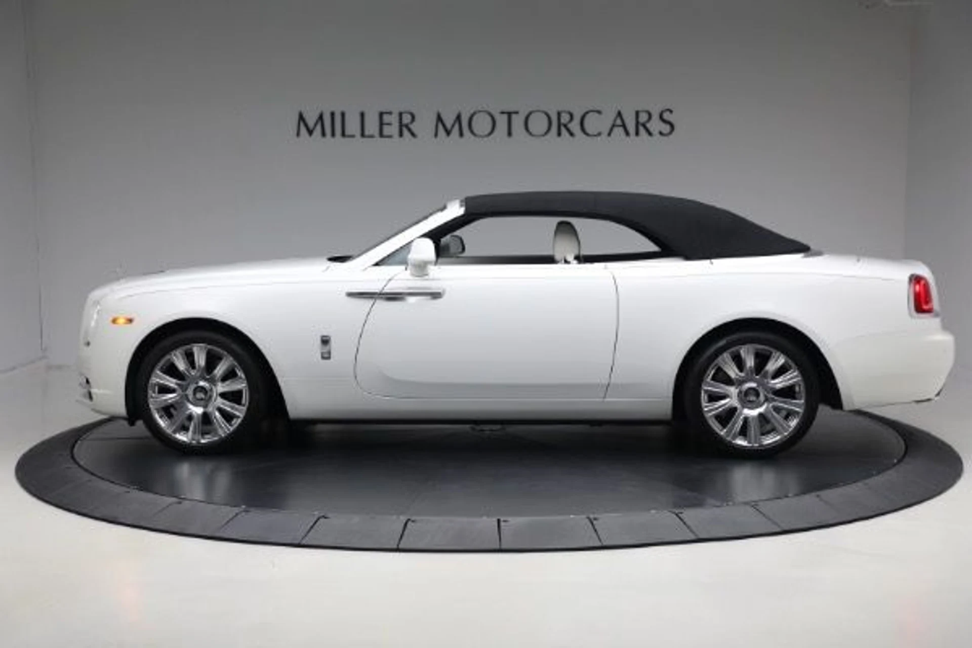 mph016_305356558_Used_2018_Rolls_Royce_Dawn_2e6e7d3de5