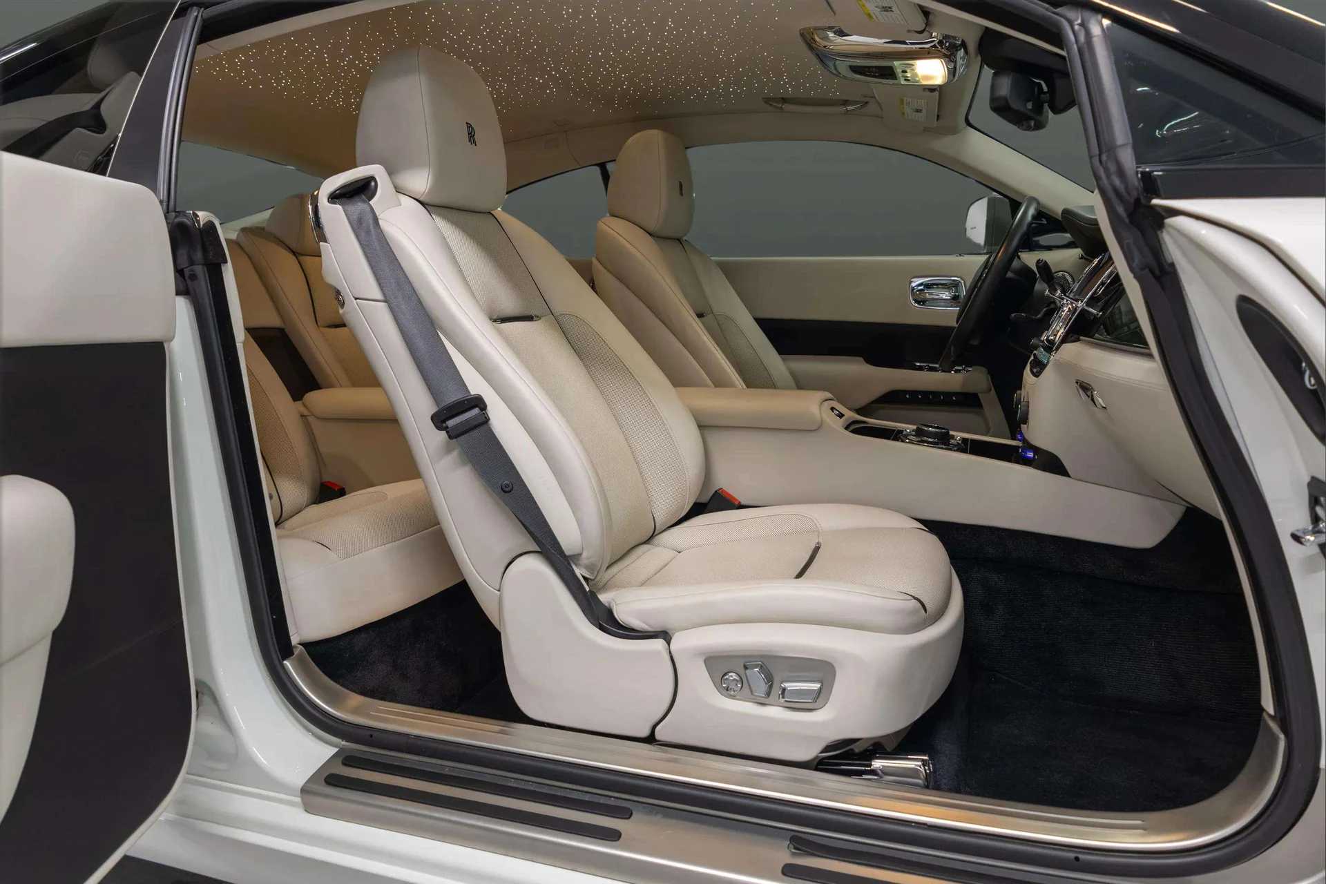 mph016_3056594886_4d9f0794_3796_48f7_a0d4_2d1b7a4538cd_201720_Rolls_Royce20_Wraith2028_SCA_665_C56_HUX_8653929_16_9f9642631b