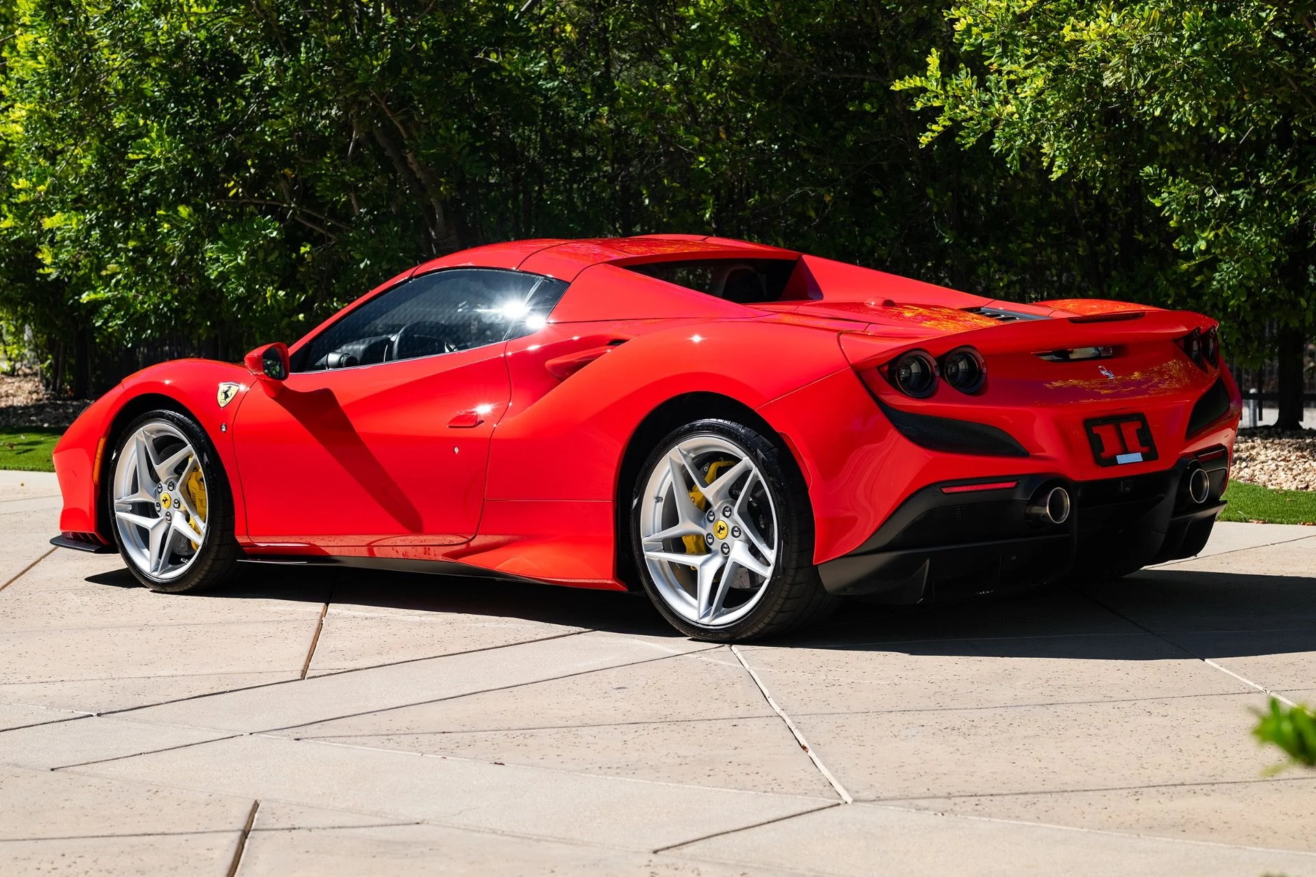 mph016_3062033606_Used_2022_Ferrari_F8_Spider_1791574017_a0916e78c0